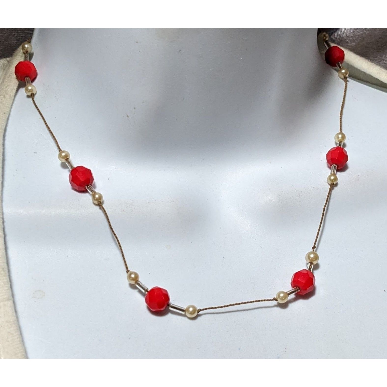 Other Minimalist Red And White Glass Pearl Beaded Necklace Size ONE SIZE - 7 Thumbnail