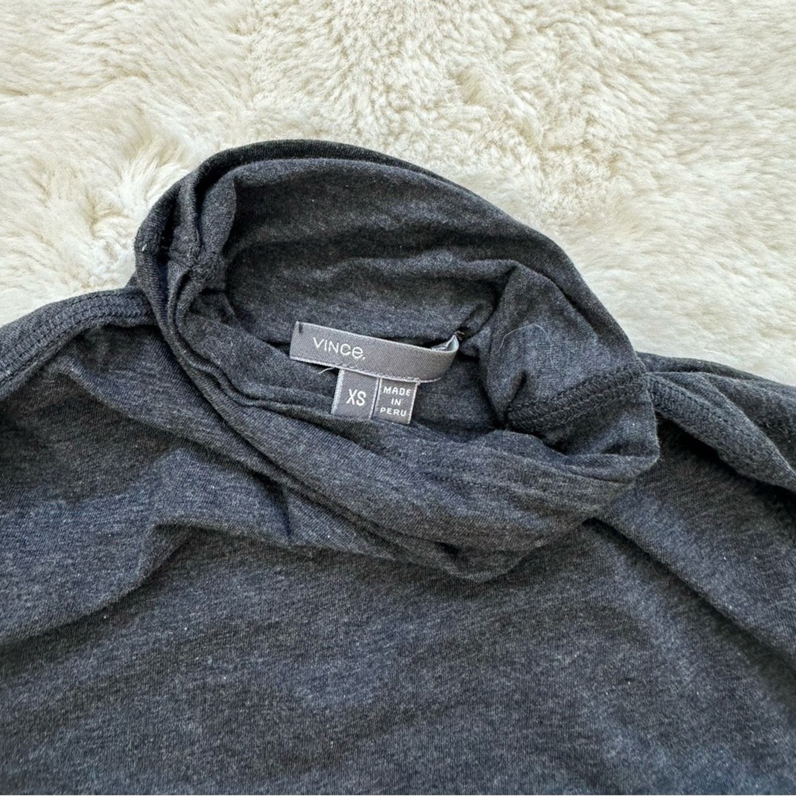 Vince women turtleneck top size XS