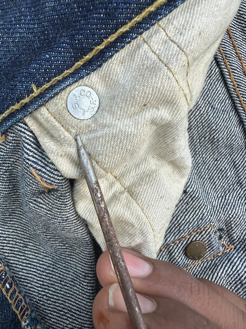 Levi's Vintage Clothing Early 1950s Levi’s 501XX Big E V-Stitch / J-Stamped Button Size US 32 / EU 48 - 13 Thumbnail