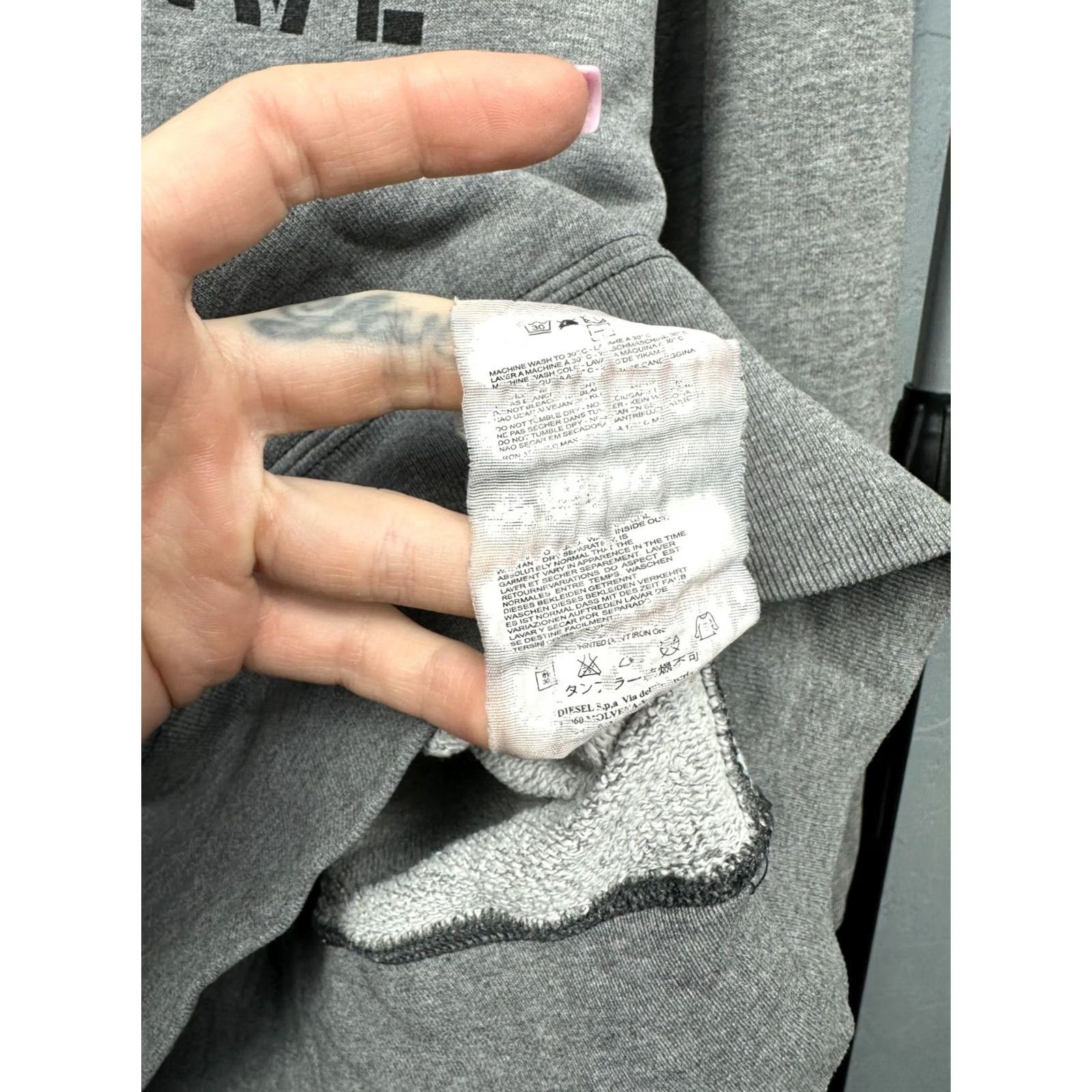 Diesel VINTAGE Diesel Hoodie Mens L Gray Logo Graphic Print Pullover Knit Cotton 50 cm Shoulders 60 cm Sleeves 71 cm Full length Size US L / EU 52-54 / 3 - 5 Thumbnail