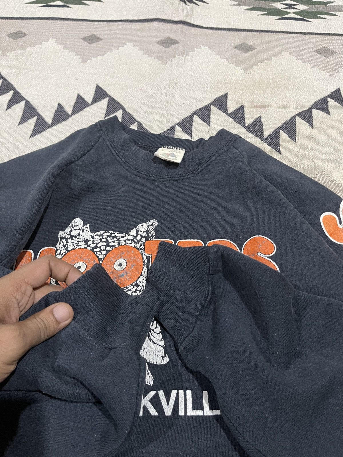 Vintage 90s HOOTERS ROCKVILLE,MD SPELLOUT SWEATSHIRT DISTRESSED Size US M / EU 48-50 / 2 - 12 Thumbnail