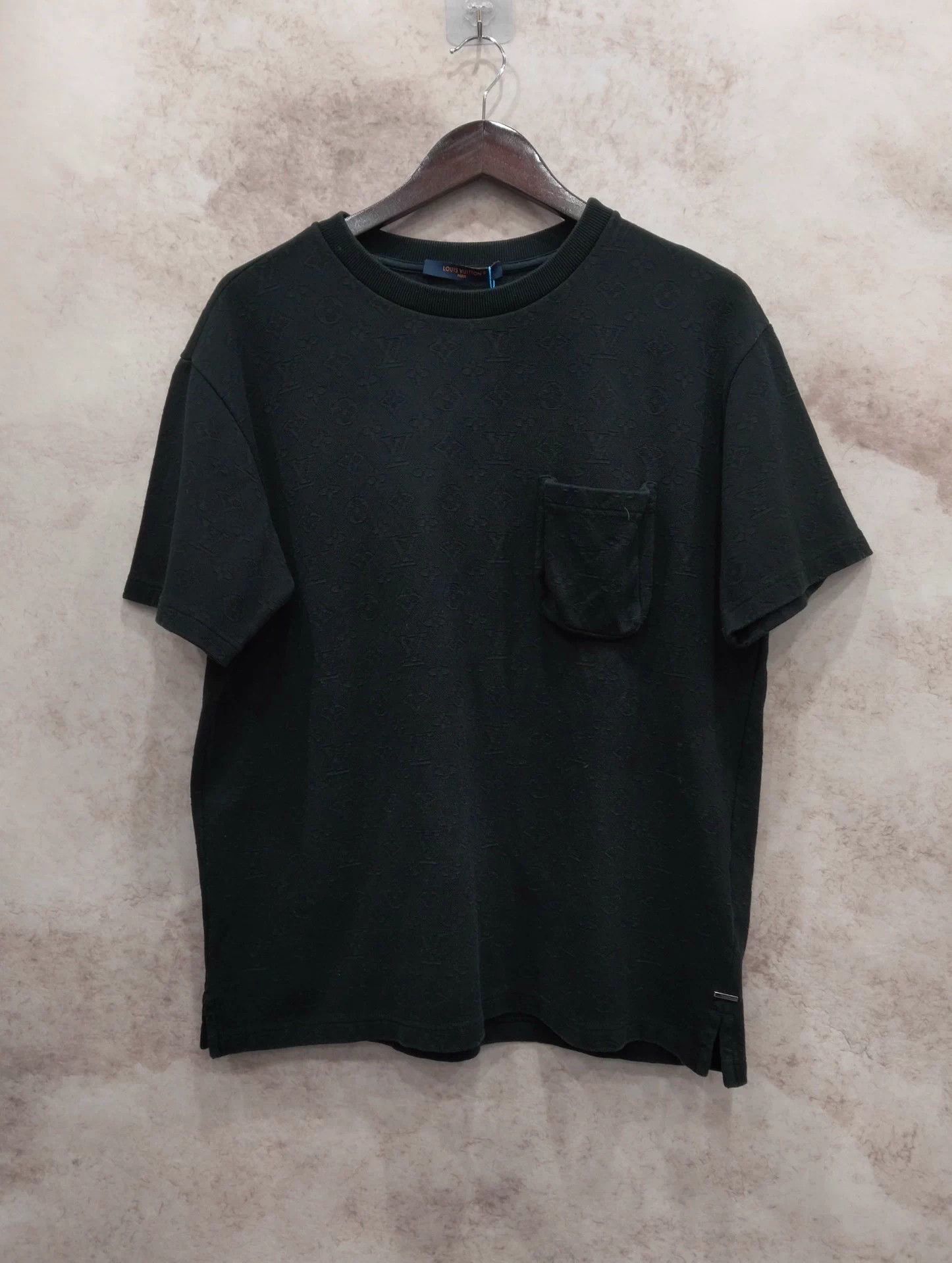 Louis Vuitton LV black monogram 3D pocket short-sleeve T-shirt size L Size US L / EU 52-54 / 3 - 1 Thumbnail