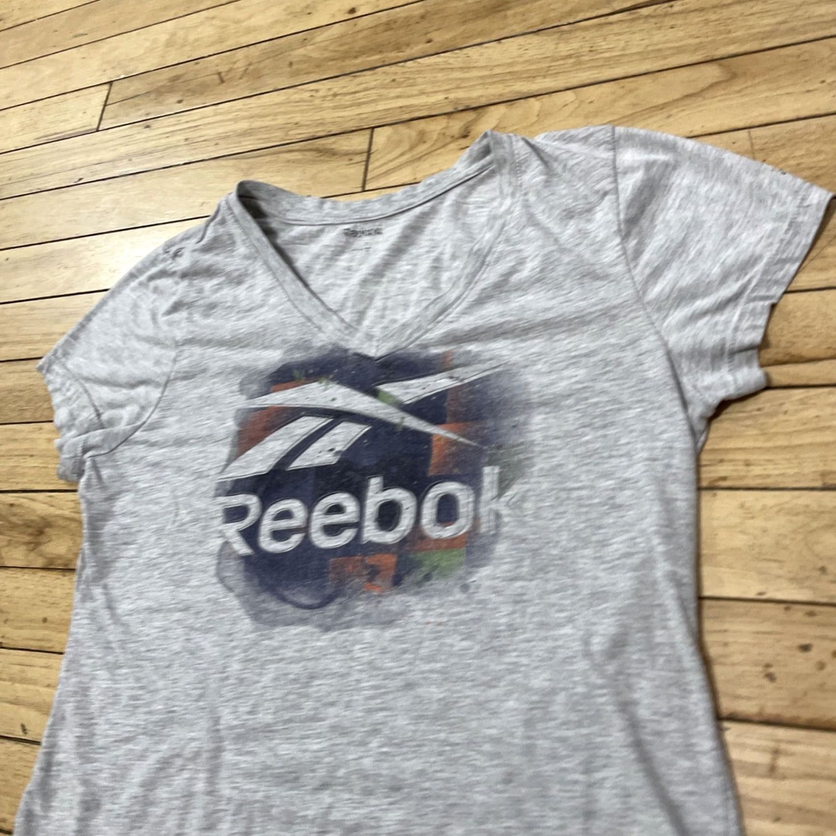 Reebok REEBOK Shirt Womens M Gray Abstract Colorful 90s Y2k Style Graphic Vneck Tee M Size L / US 10 / IT 46 - 3 Thumbnail