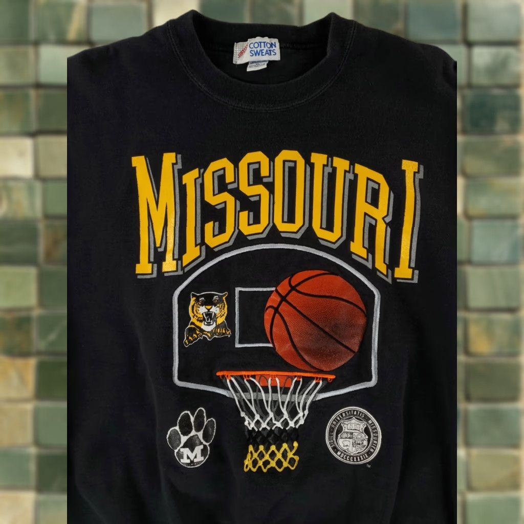 Jerzees VINTAGE University Missouri Sweatshirt Black Jerzees 90s XL Mens Basketball Logo Pullover Regular Fit Size US XL / EU 56 / 4 - 1 Thumbnail