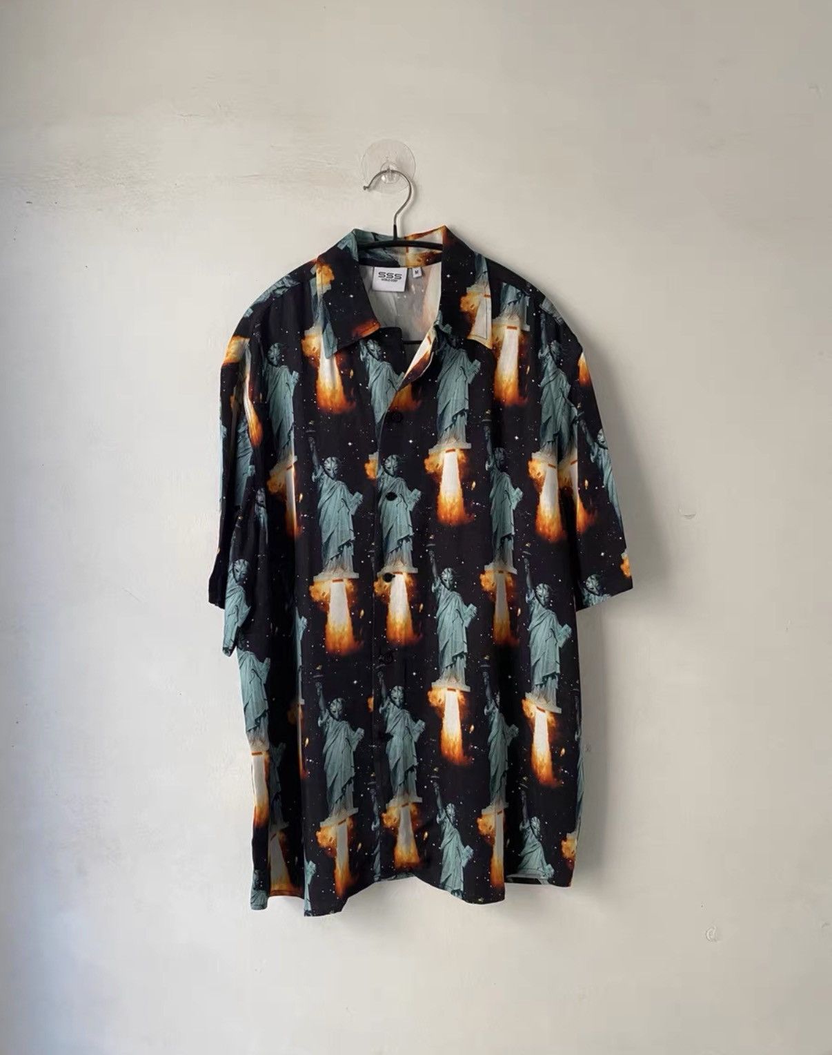 SSS World Corp SSS WORLD CORP. Statue of Liberty & Alien Hawaiian Shirt K7 Size US M / EU 48-50 / 2 - 1 Thumbnail