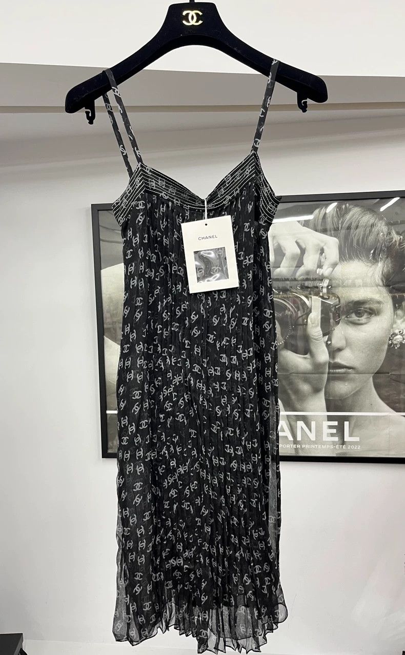 Chanel Chanel Full logo black and white silk printed pleated stra Size XXS / US 00 / IT 34 - 1 Thumbnail