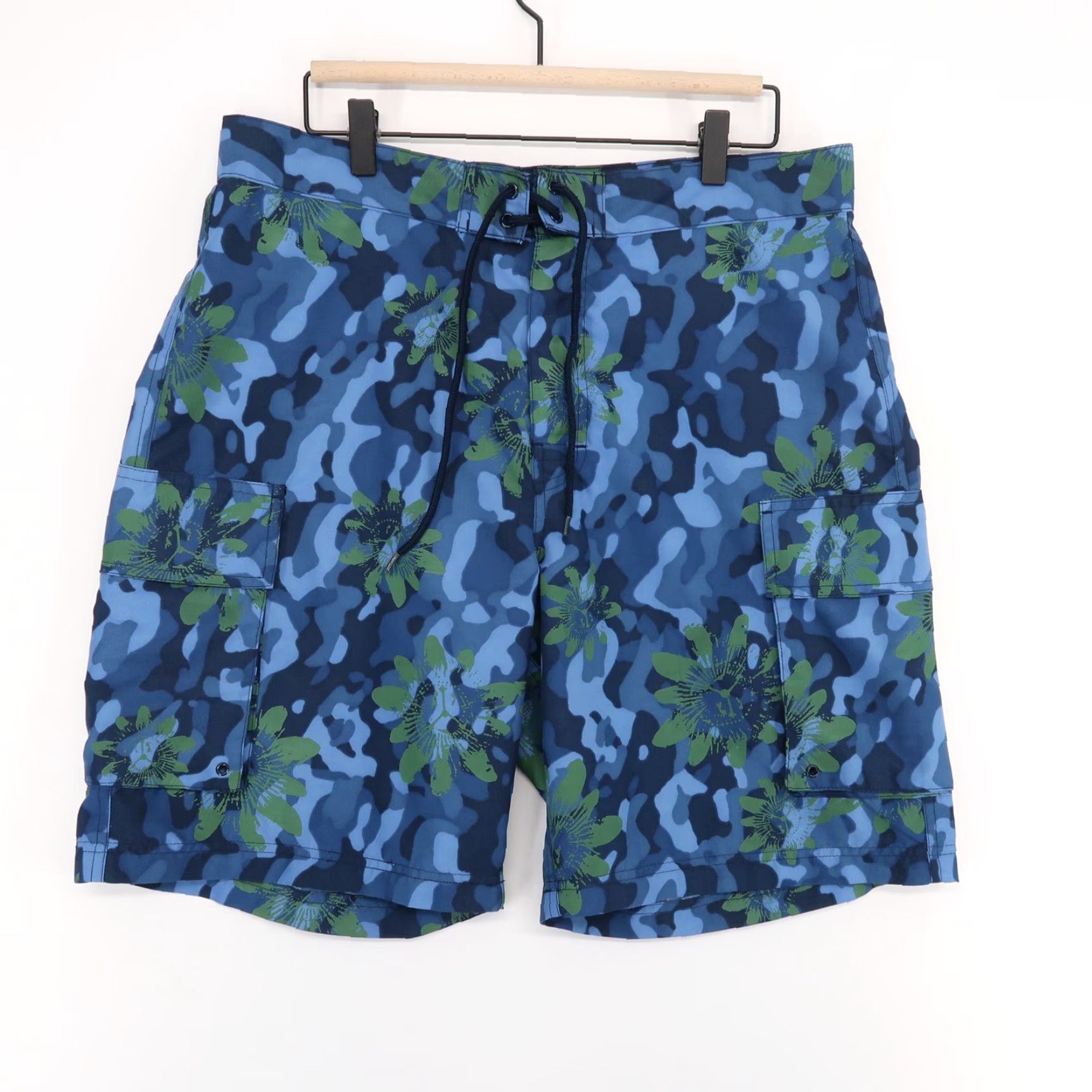 J.Crew J.Crew Cargo Board Shorts Mens 34 Blue Floral Camo Size US 34 / EU 50 - 2 Thumbnail