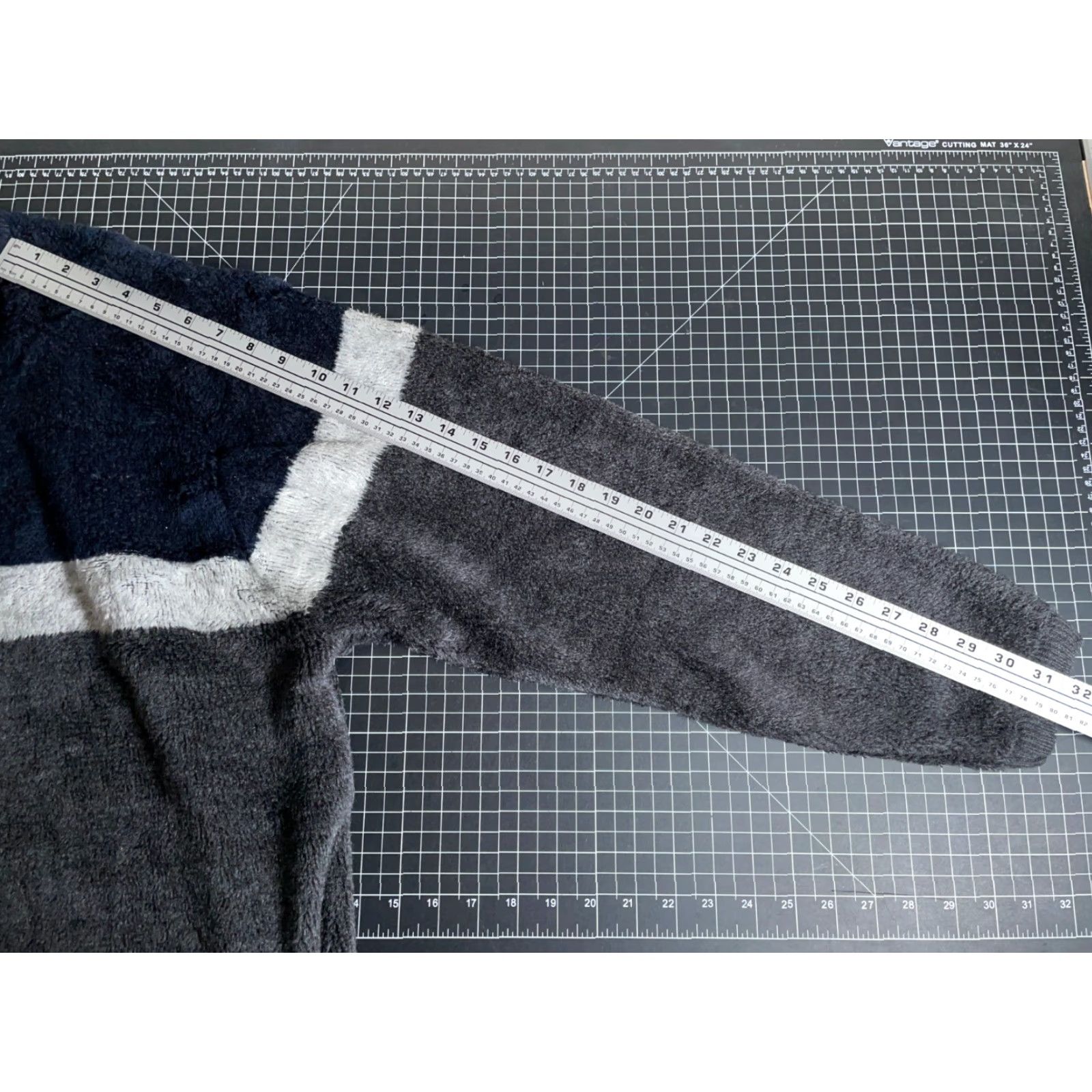 Vintage VINTAGE Bullhead Sweater Men's XL Dark Gray V-Neck Oversized Plush Wool Acrylic Blend Knit 90s Hipster Retro Pullover Shirt/Top Pops Mens Size US XL / EU 56 / 4 - 7 Thumbnail