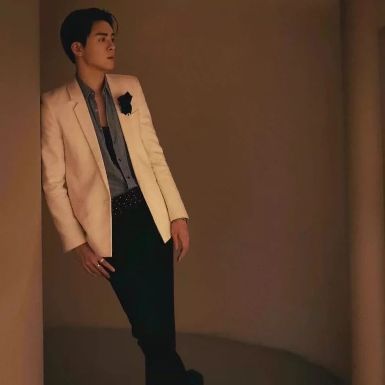 Saint Laurent Paris saint Laurent parisWhite textured blazer 2503-Nextarrow Size 52R - 8 Thumbnail