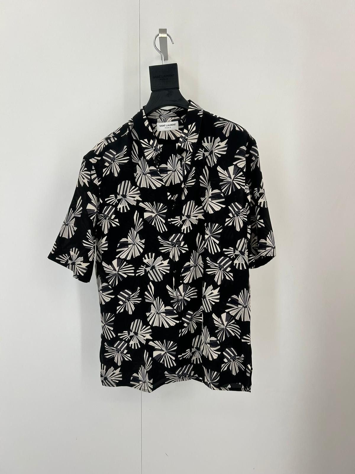 Short-sleeve shirt with pointed collar and side splits
