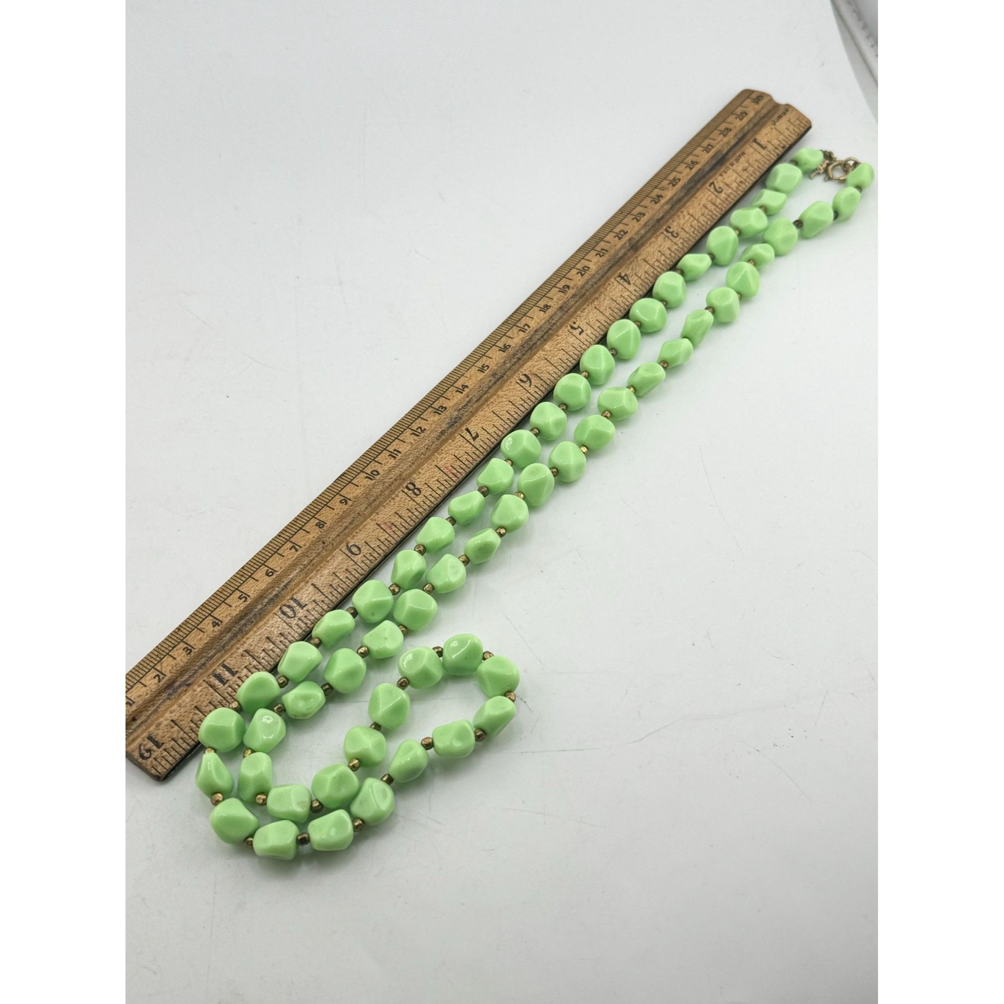 Vintage Crown Trifari vintage green beaded necklace Size ONE SIZE - 4 Thumbnail