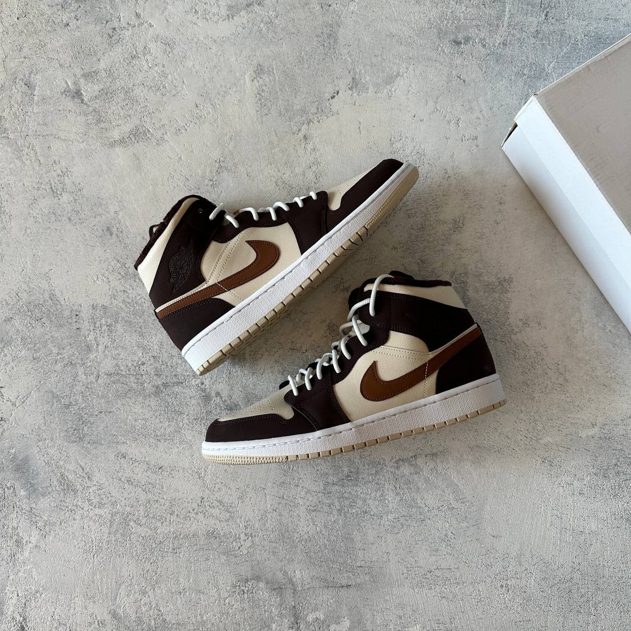 Jordan Brand Air Jordan 1 Mid "Cream Dark Chocolate" Size 44 DO6699-200 Size US 11.5 / IT 41.5 - 1 Thumbnail