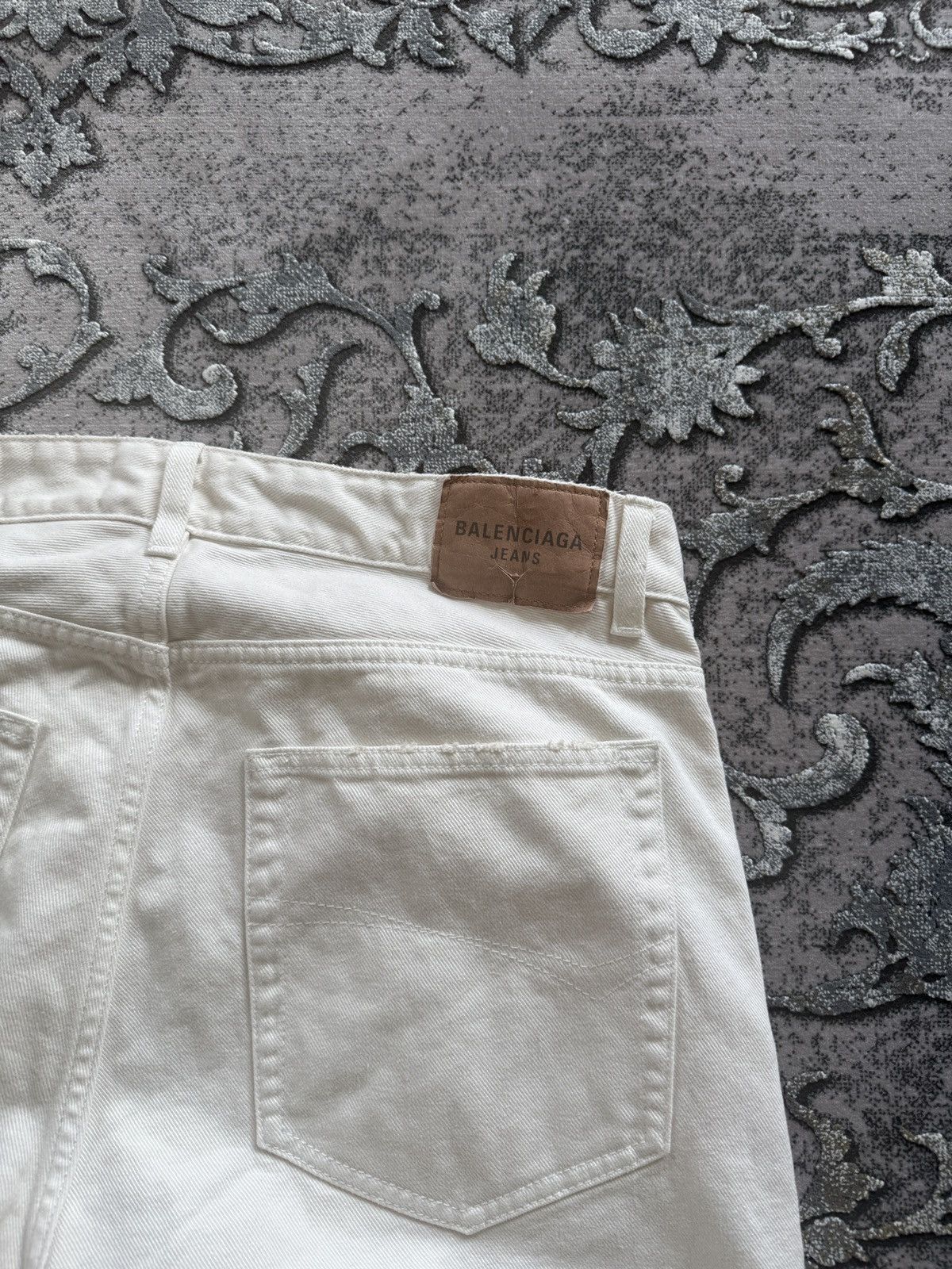 Balenciaga Balenciaga white wide baggy distressed jeans Size US 32 / EU 48 - 4 Thumbnail