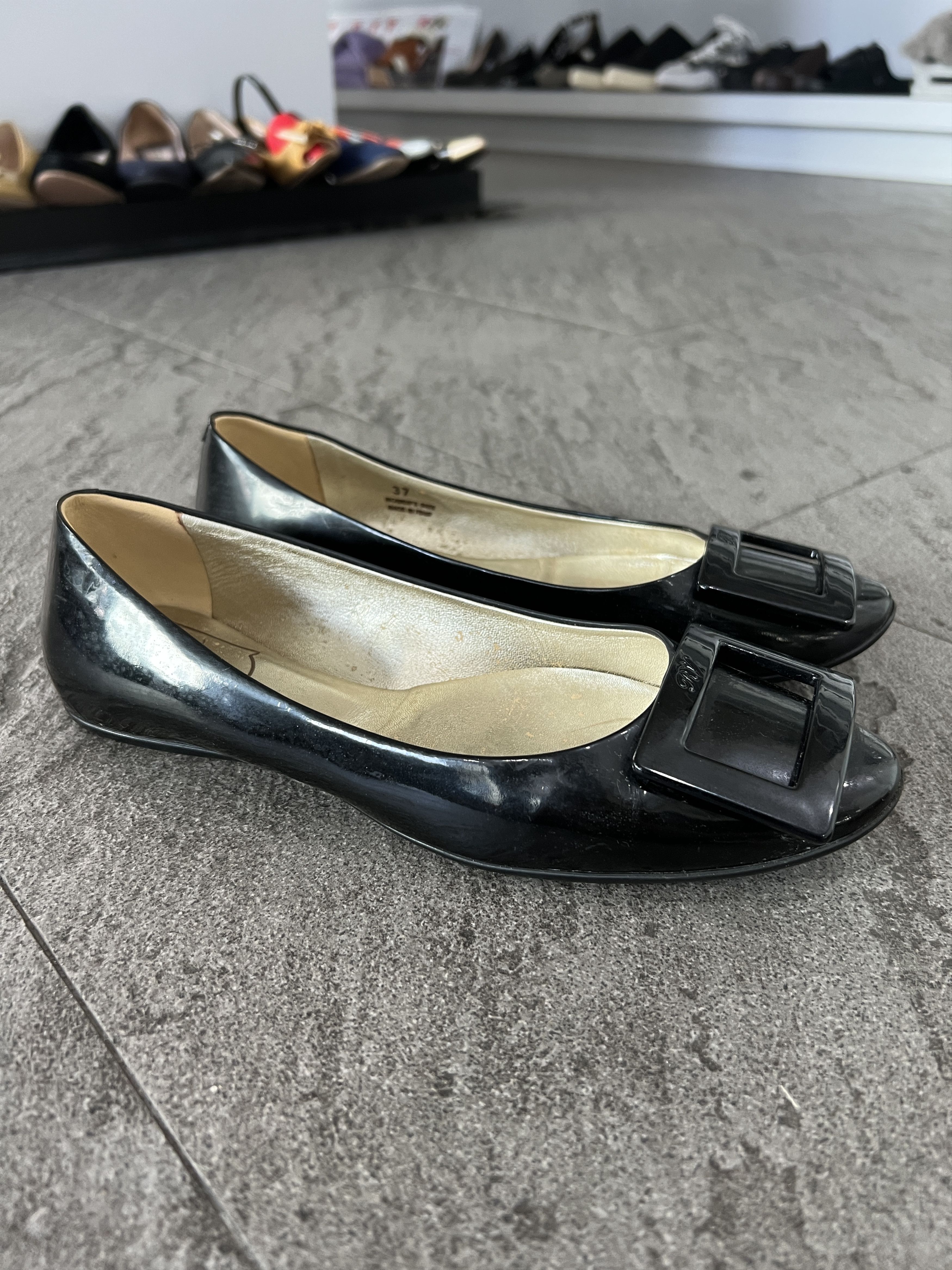 Roger Vivier Roger Vivier Gommette Patent Flats Black EU37 Size US 7 / IT 37 - 2 Thumbnail