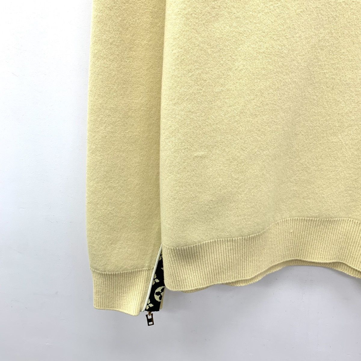 Louis Vuitton Louis Vuitton 2022 Yellow Wool Long Sleeve Knitwear K26WX Size XXS / US 00 / IT 34 - 4 Thumbnail