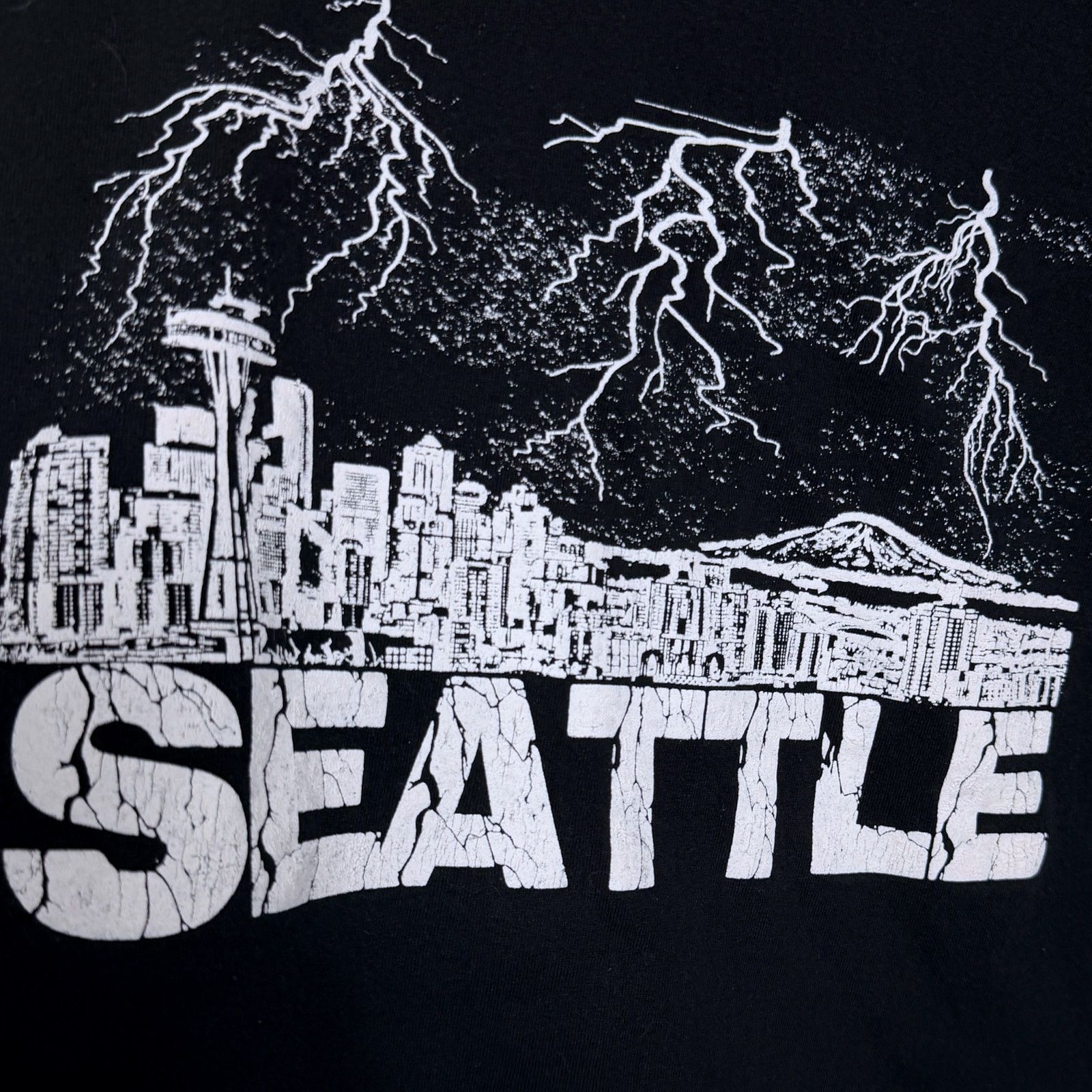 Gildan Seattle Washington Women's XL Lightning Cropped T-Shirt Size XL / US 12-14 / IT 48-50 - 3 Thumbnail