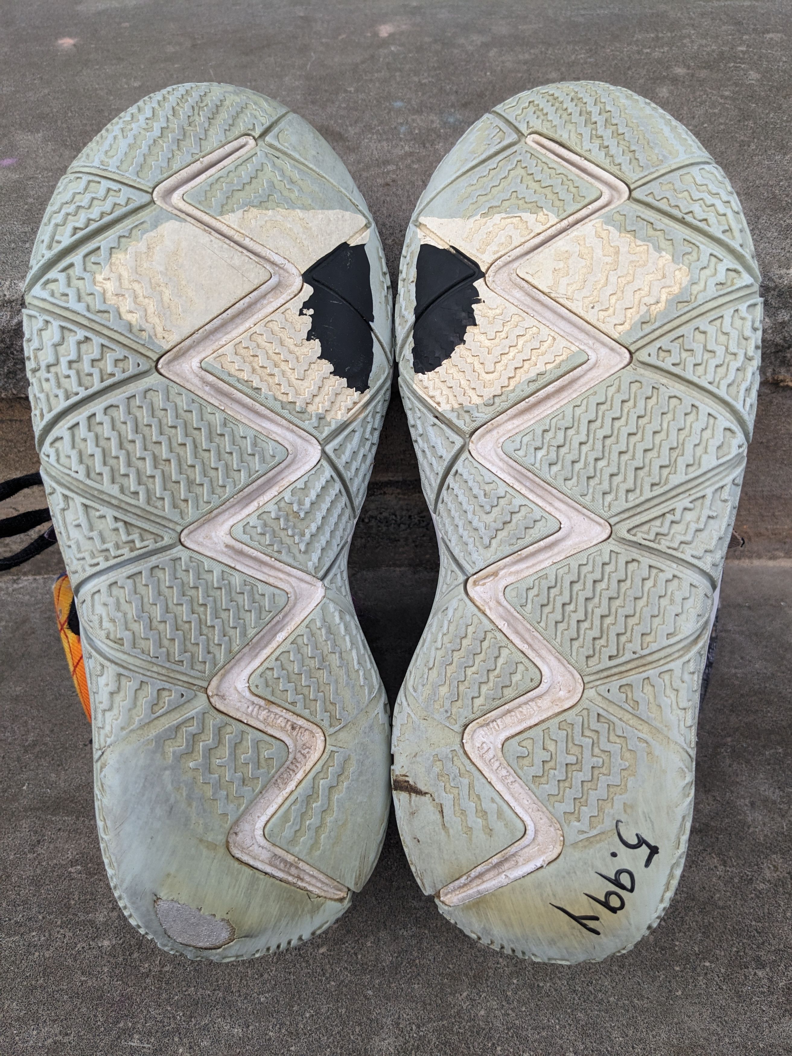 Designer × Nike Kyrie Sneakers Spongebob S2 CV0097-900 Kybrid 5 Youth 4.5Y Size US 5 / EU 37 - 5 Thumbnail