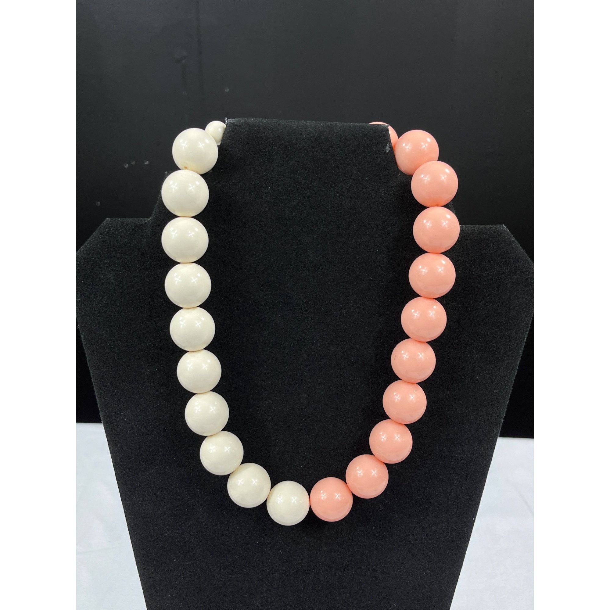 Vintage Vintage SKU 7856 chunky Pink and Ivory Beaded short Necklace Size ONE SIZE - 1 Thumbnail