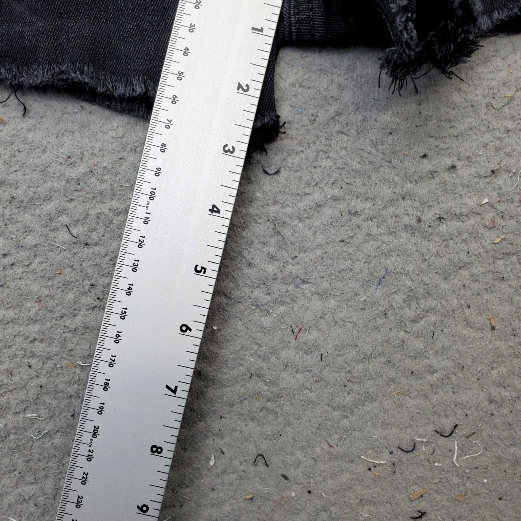 Vintage Aéropostale Women 6 Black Denim Cut-Off Cheeky Shorts Distressed Frayed Hem Plain Front 3" Inseam Size 28" / US 6 / IT 42 - 4 Thumbnail