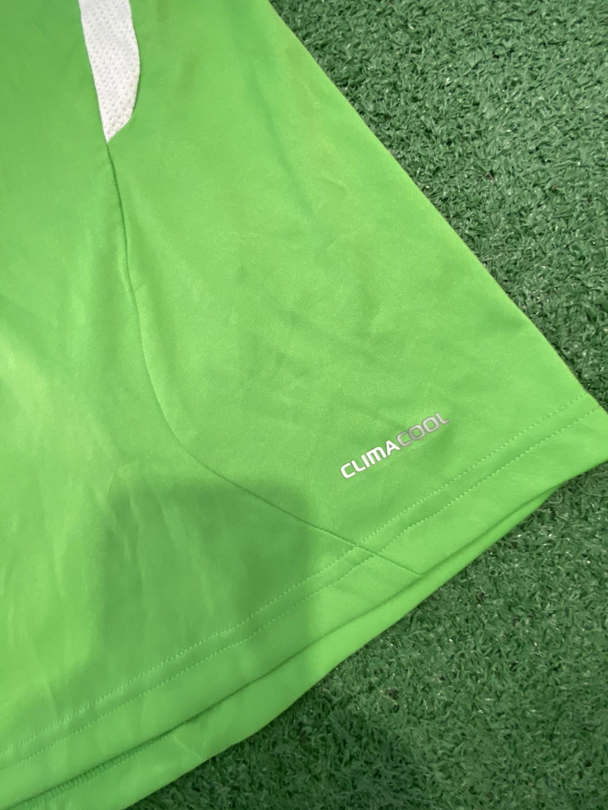 Adidas Adidas jersey wolfsburg tshirt Size US XL / EU 56 / 4 - 5 Thumbnail