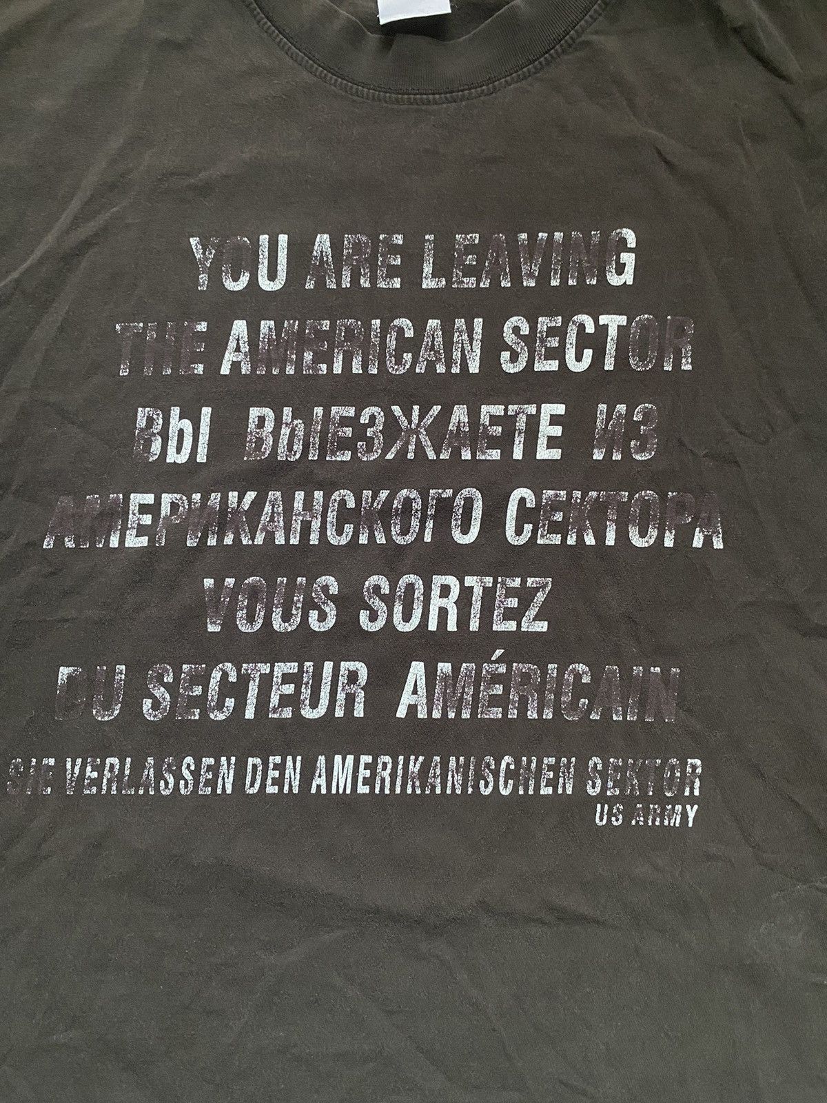 Vintage US ARMY BERLIN WALL BOX FIT T SHIRT 4 LANGUAGES Size US M / EU 48-50 / 2 - 2 Thumbnail