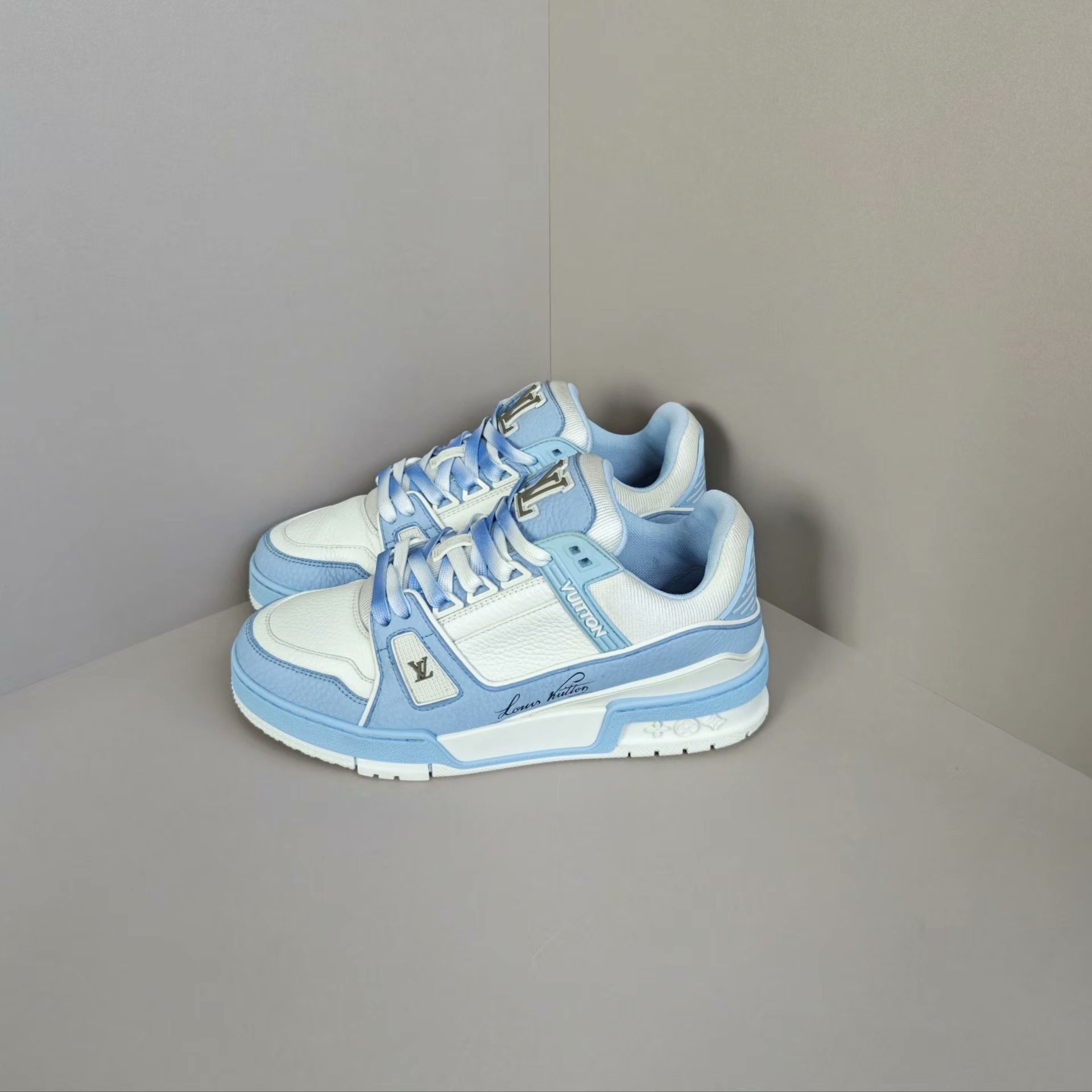 Louis Vuitton Louis Vuitton Training Blue Lowtop Sneakers us_7 Women Size US 7 / IT 37 - 1 Thumbnail