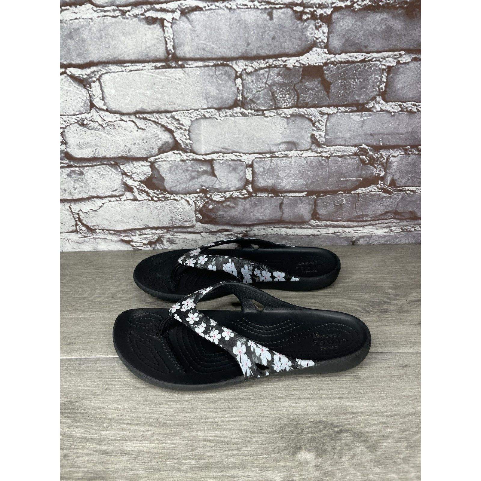 Crocs Crocs Kaydee II Gray Floral Seasonal Thong FlipFlops Sandals Size US 7 / IT 37 - 16 Thumbnail