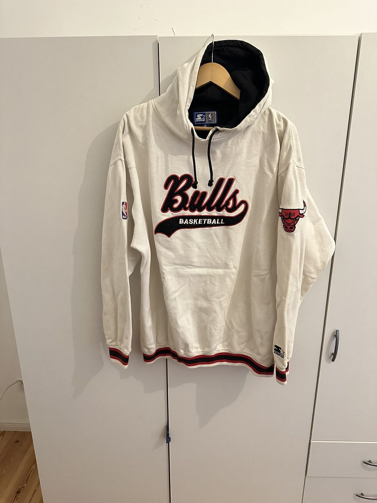 Starter Starter Hoodie Pullover Chicago Bulls Size XL NBA Vintage Size US XL / EU 56 / 4 - 1 Thumbnail