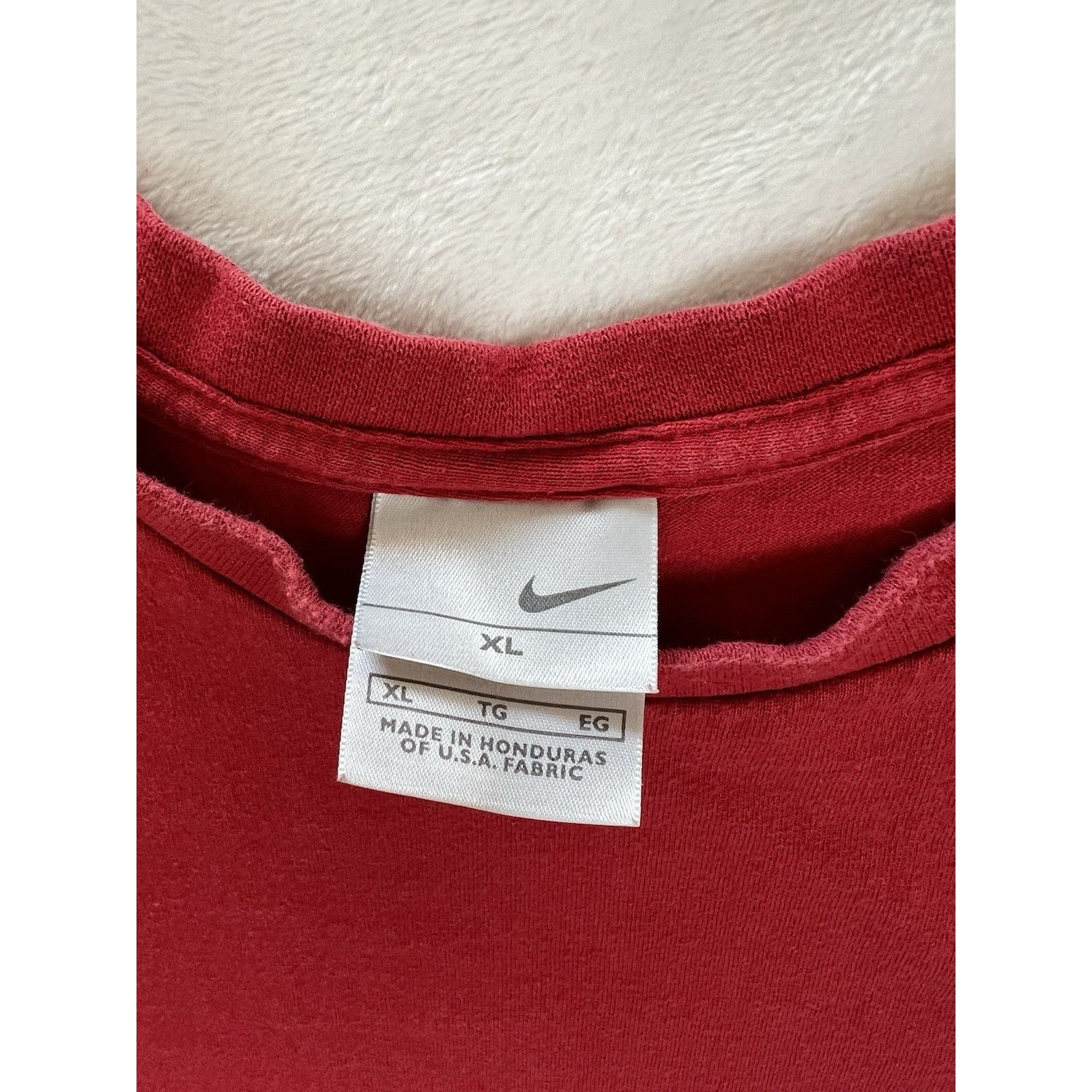 Nike Vintage Nike T-Shirt Red Blank Essential Embroidered Logo Y2 Size US XL / EU 56 / 4 - 4 Thumbnail