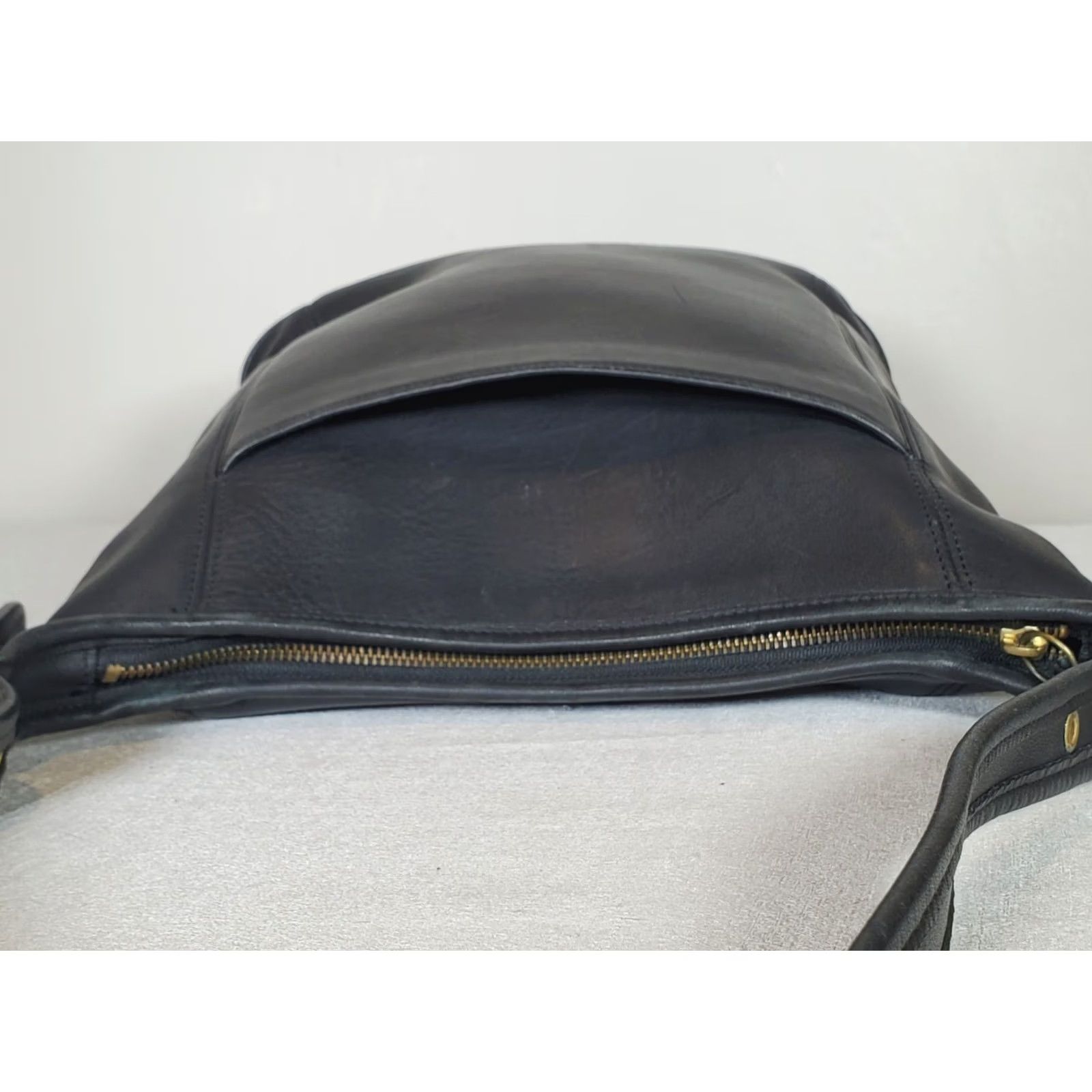 Coach VINTAGE Coach Slim Duffle Sac Shoulder Bag Black Leather Zip Top Outside Slip Pocket Women's Medium 90s Classic Size M / US 6-8 / IT 42-44 - 3 Thumbnail