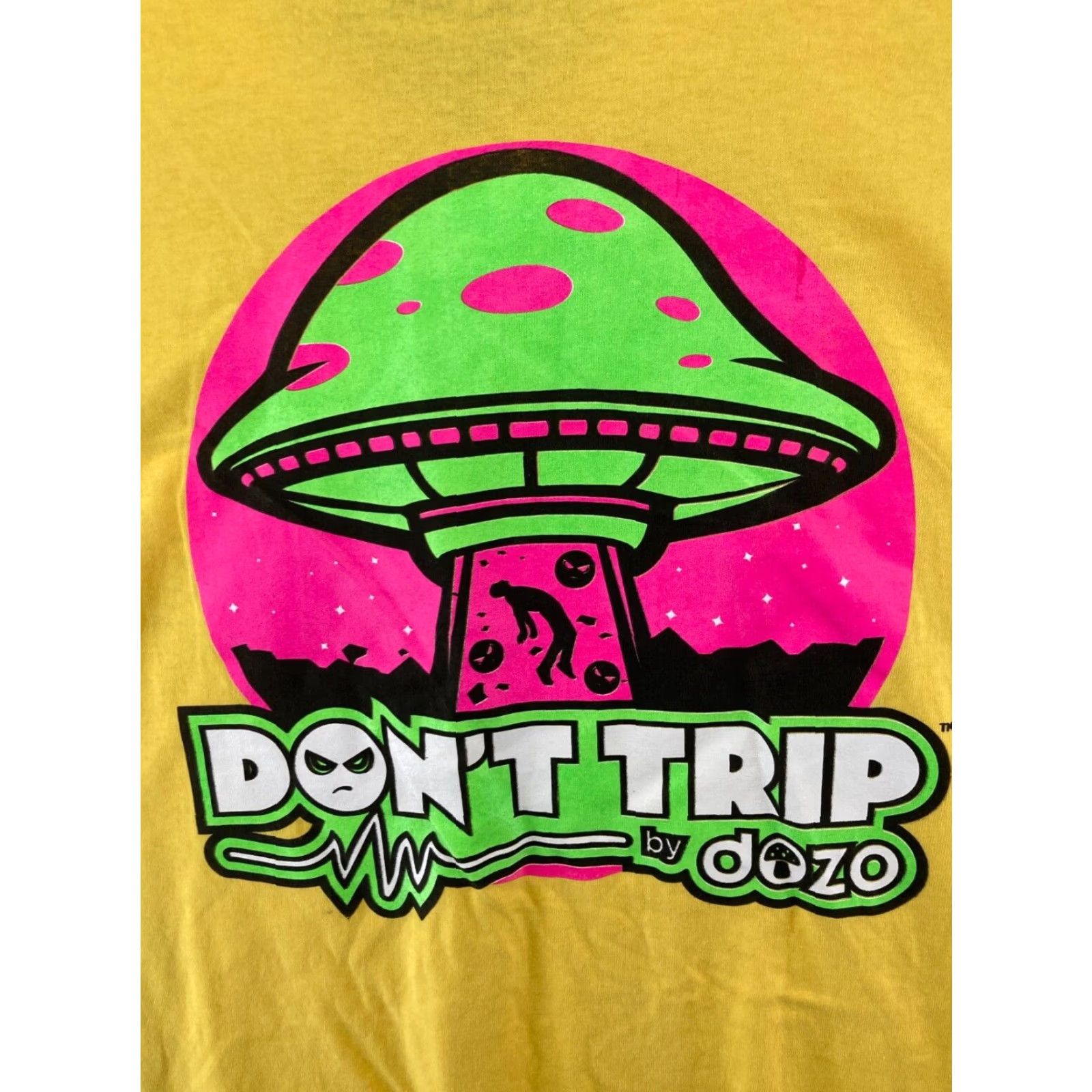 Gildan Dont Trip Dozo Mens TShirt 2XL Yellow Mushroom UFO Alien Gildan Shirt Adults 2XL Yellow Funny Retro 90s Theme Mens Size US XXL / EU 58 / 5 - 7 Thumbnail