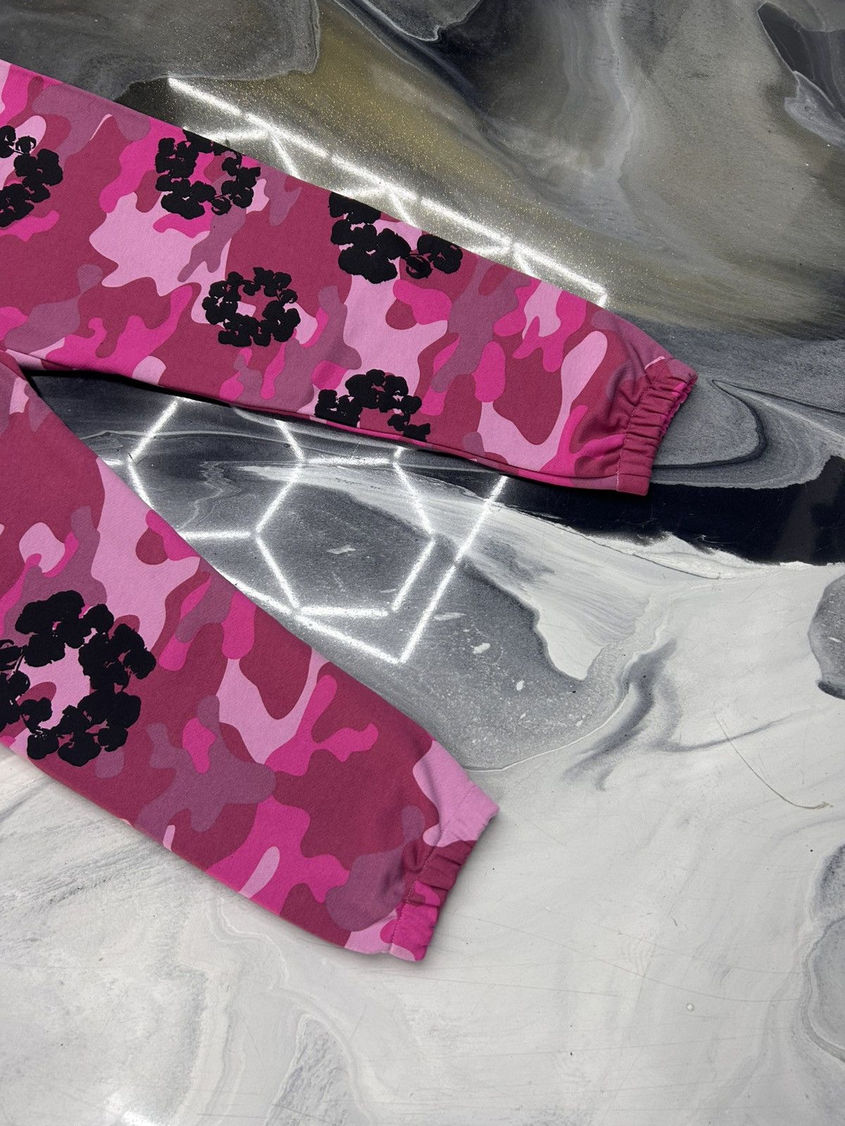 DENIM TEARS Denim Tears Pink Camo Cotton Wreath Sweatpants Size M Size US 32 / EU 48 - 9 Thumbnail