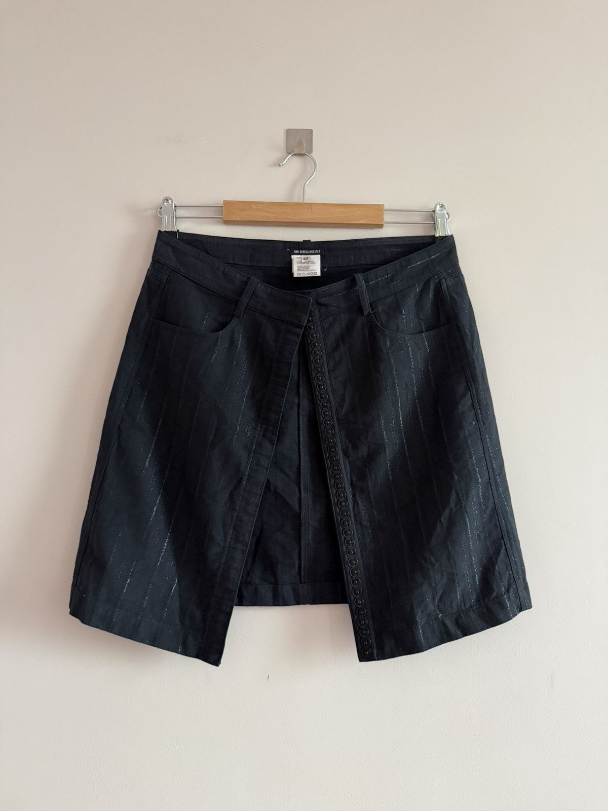 Ann Demeulemeester Ann Demeulemeester Button Detail Mini Skirt Black Size 27" / US 4 / IT 40 - 1 Thumbnail