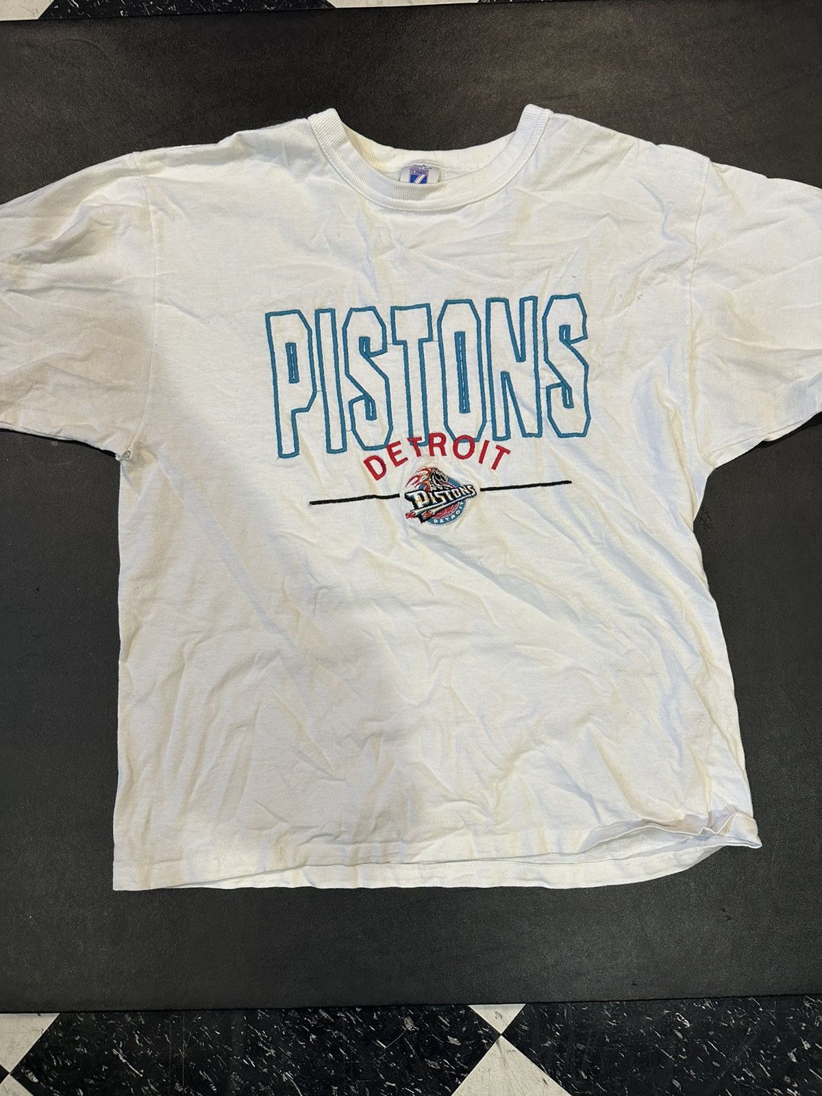 NBA × Vintage Detroit Pistons classic logo t shirt Size US L / EU 52-54 / 3 - 1 Thumbnail