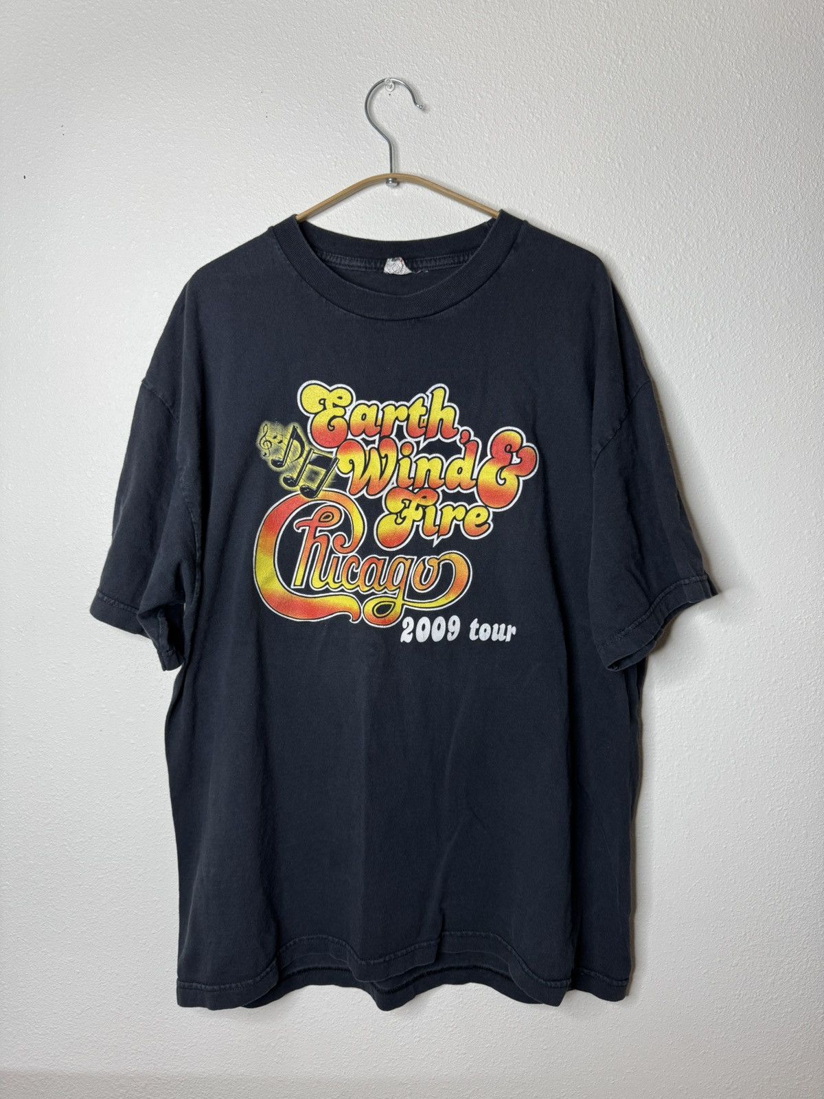 Vintage Vintage Y2K 2009 Earth Wind & Fire Chicago Tour Black tshirt Size US XL / EU 56 / 4 - 1 Thumbnail