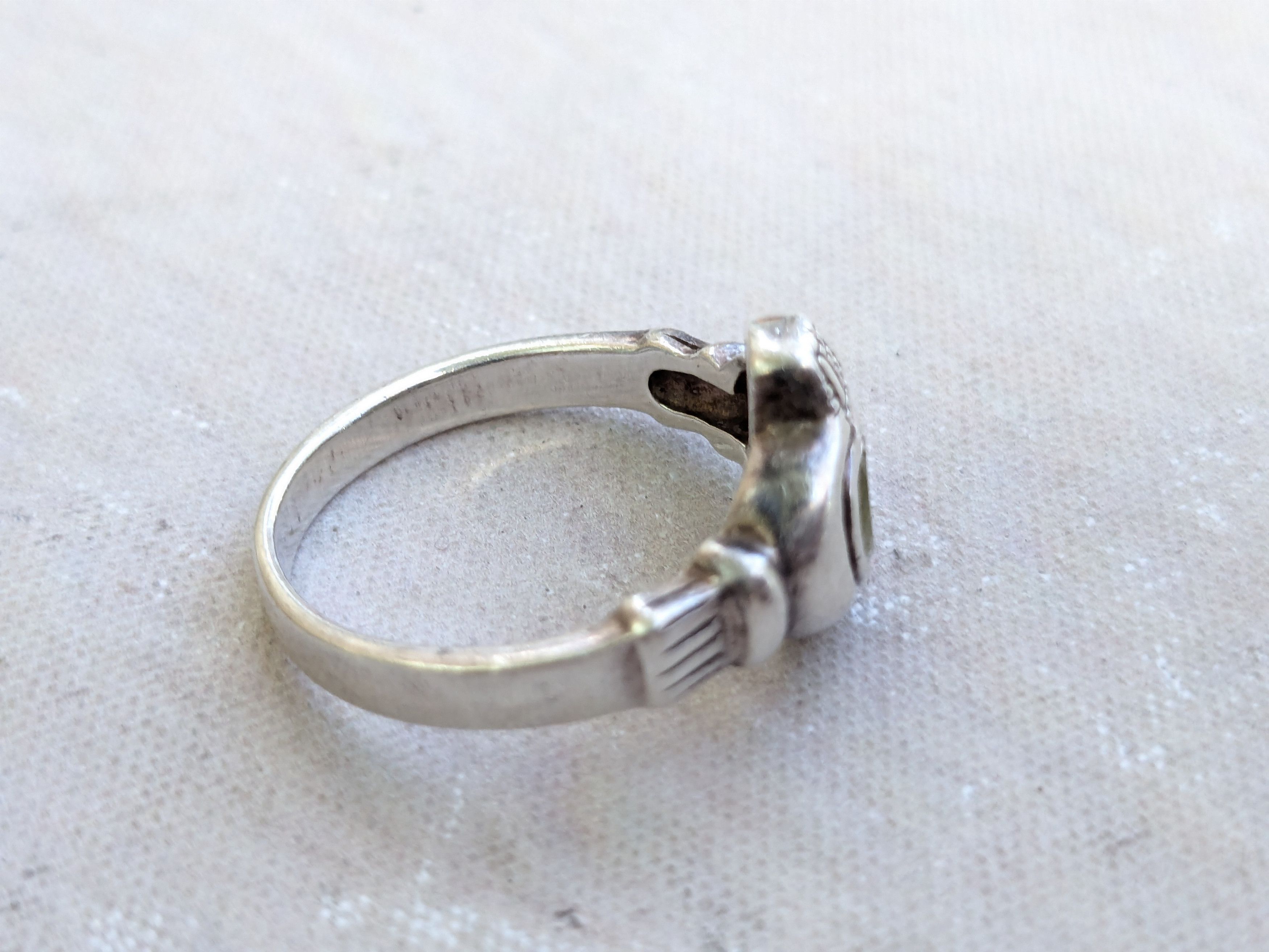 Jewelry Vintage Sterling Silver Ring Hearts Green Peridot 9 Band Size ONE SIZE - 5 Thumbnail
