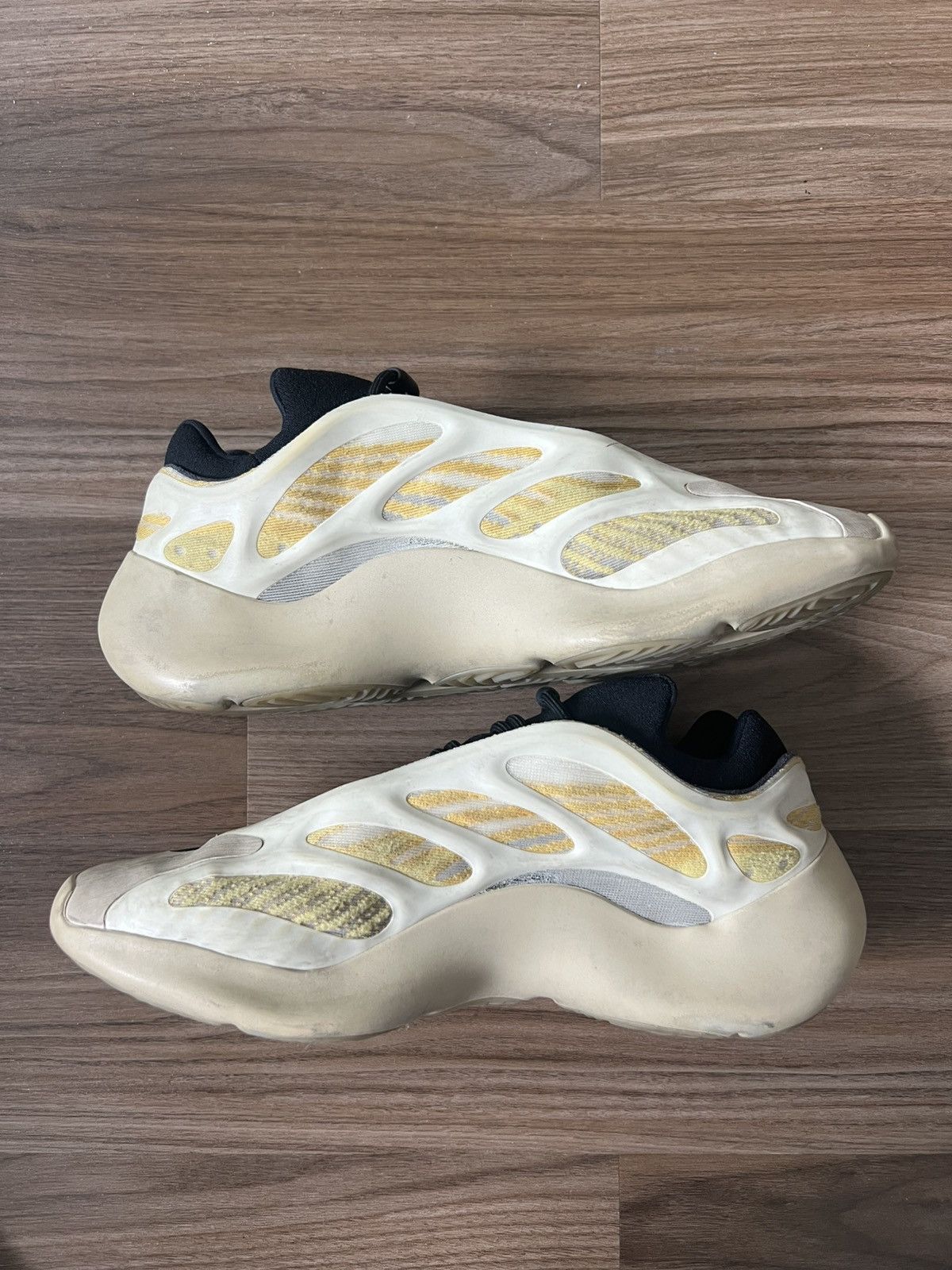 Yeezy Yeezy 700 V3 Safflower Size US 12 / EU 45 - 2 Thumbnail