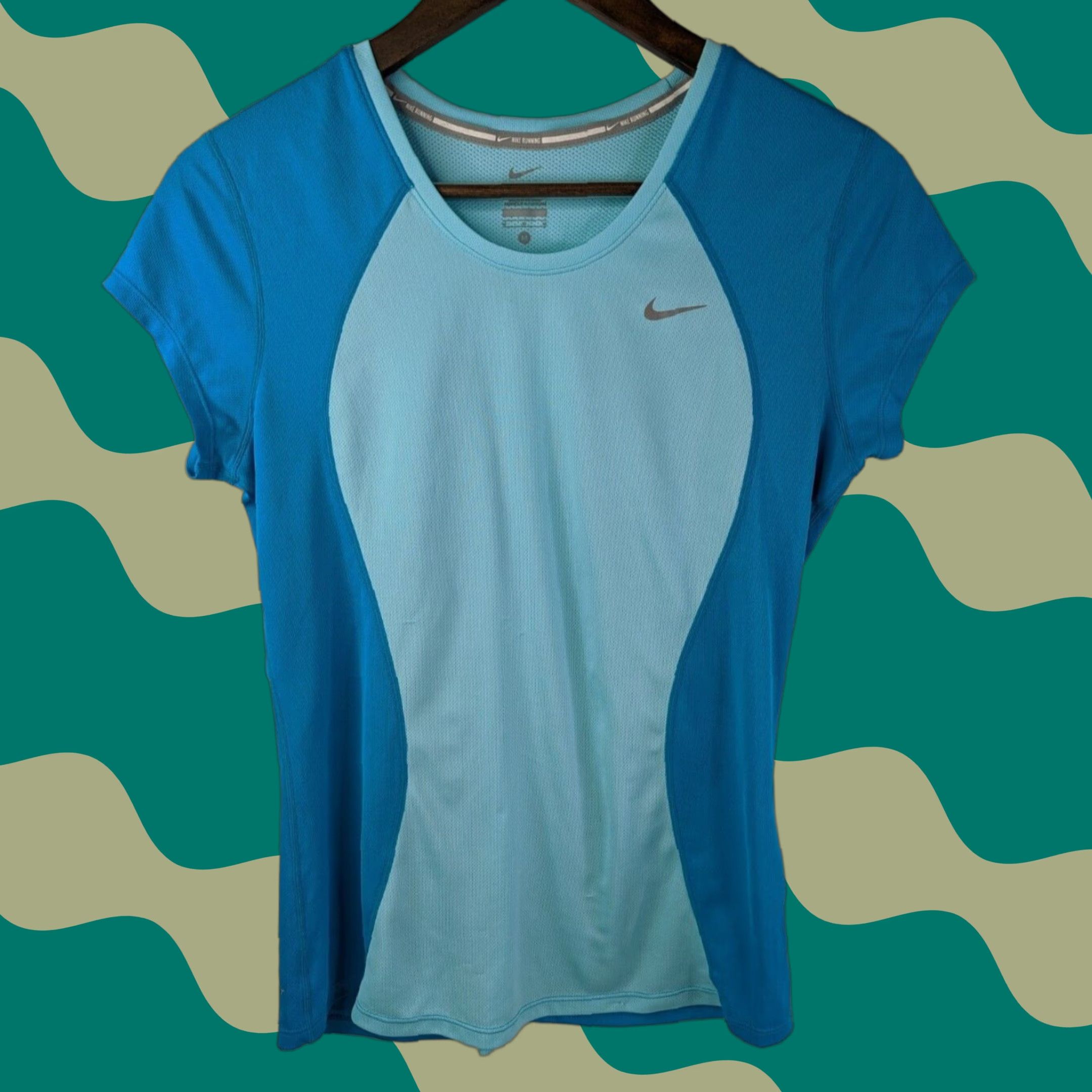 Nike Nike Shirt Women Blue Medium T-Shirt Casual Running & Jogging Breathable Lightweight 100% Polyester 645443 Size M / US 6-8 / IT 42-44 - 1 Thumbnail