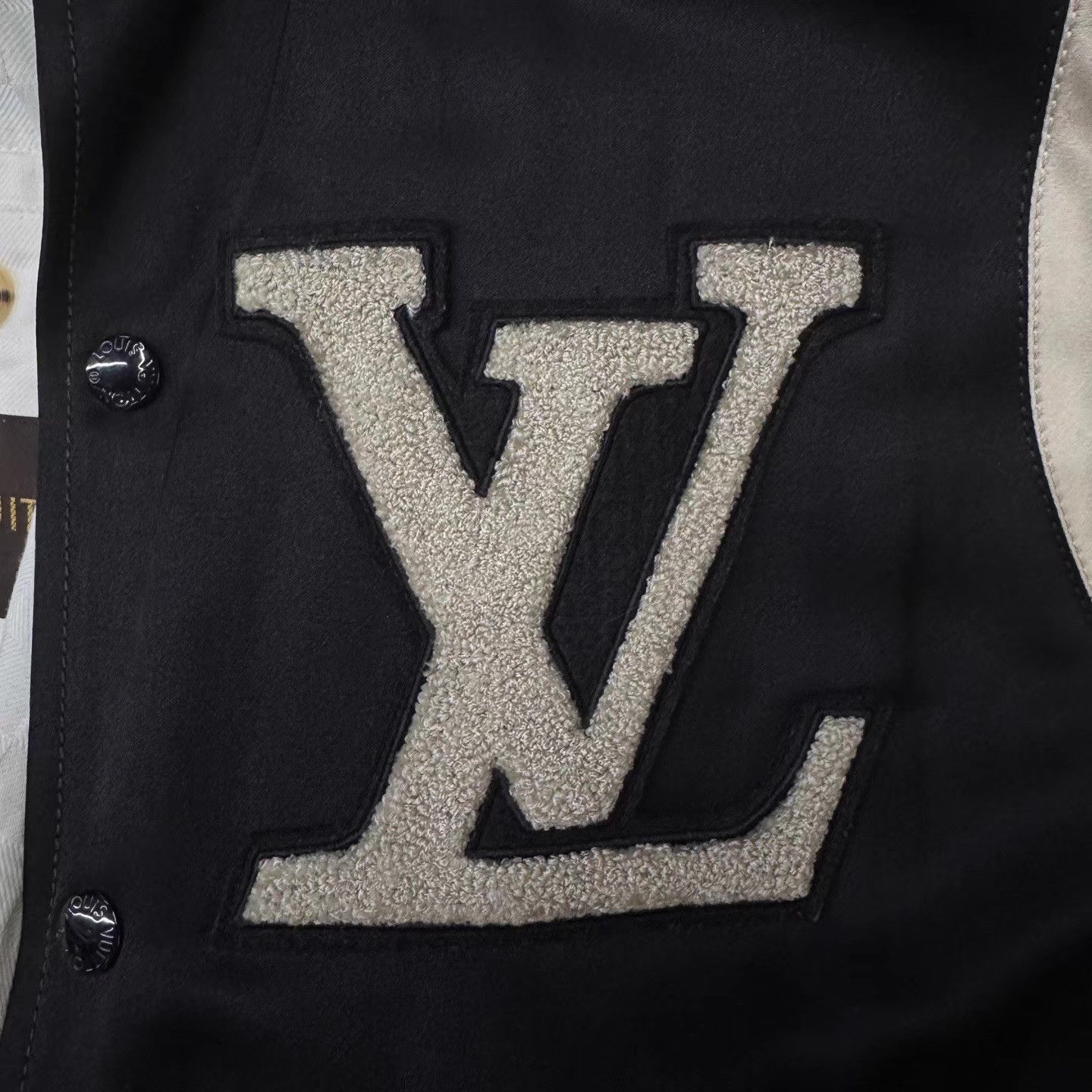 Louis Vuitton LV Black & White Satin Embroidered Jacket Q10 Size US L / EU 52-54 / 3 - 6 Thumbnail