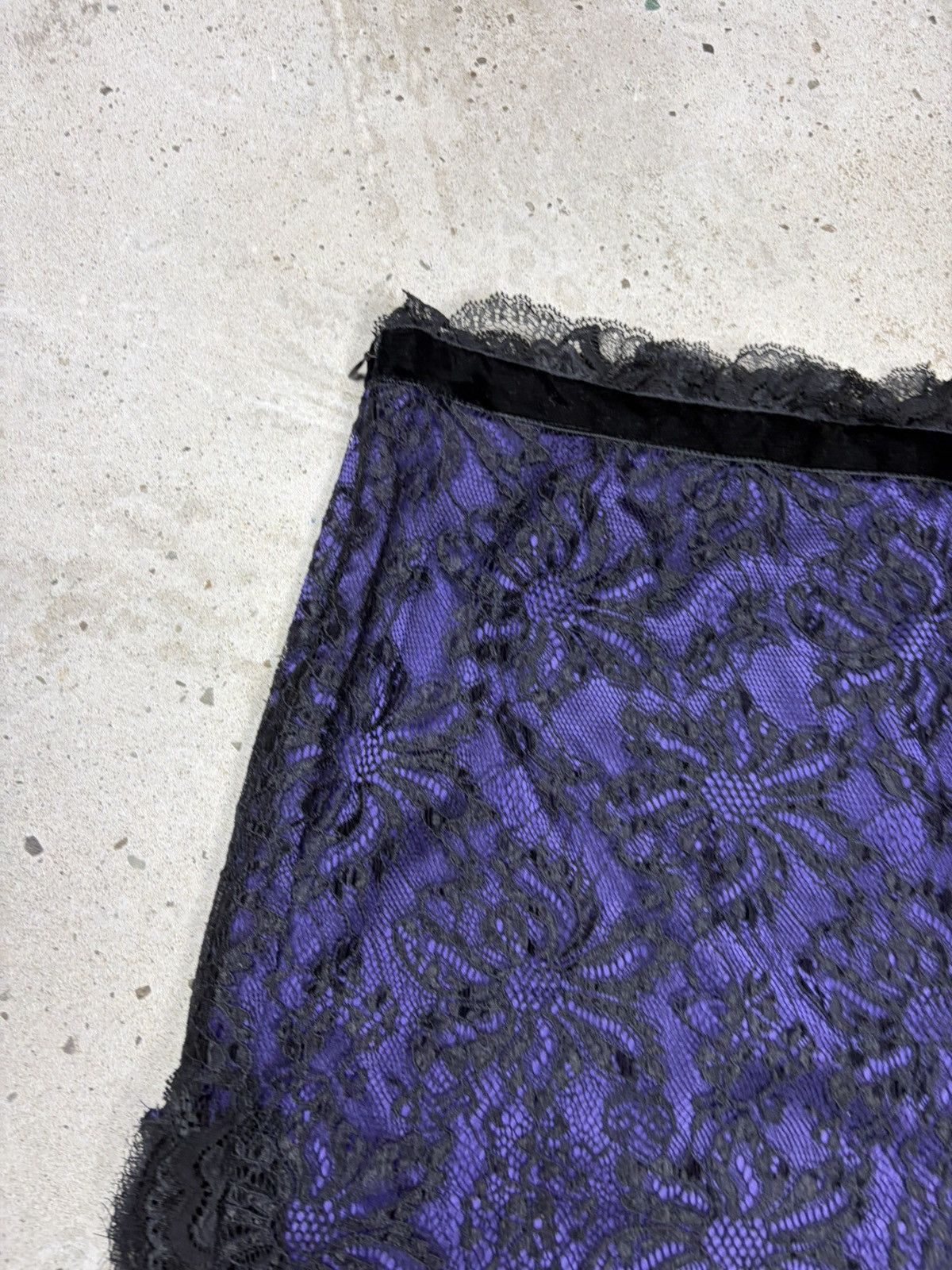 Dolce & Gabbana Vintage 2000s Dolce & Gabbana Lace Purple Skirt Velvet Trims Size 28" / US 6 / IT 42 - 12 Thumbnail