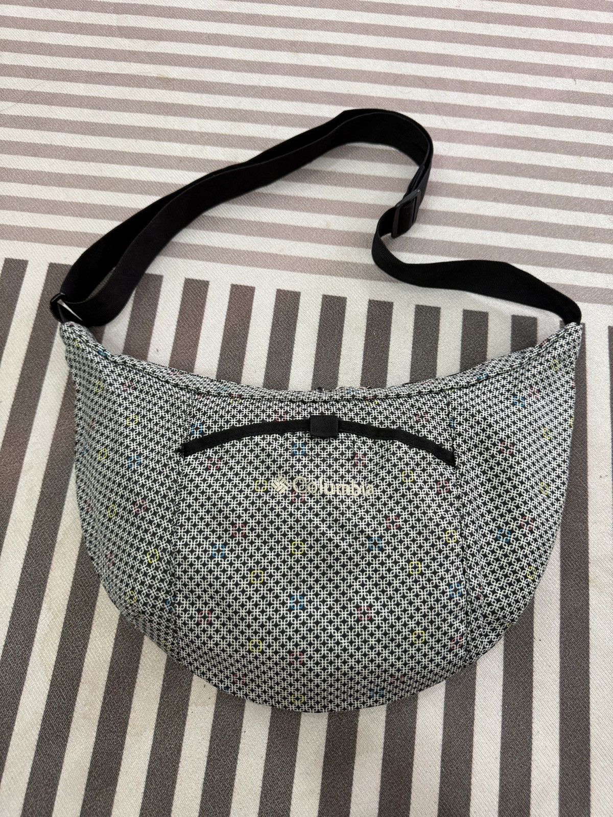 Columbia 🔥🔥🔥ARCHIVE COLUMBIA SLING BAG Size ONE SIZE - 1 Thumbnail
