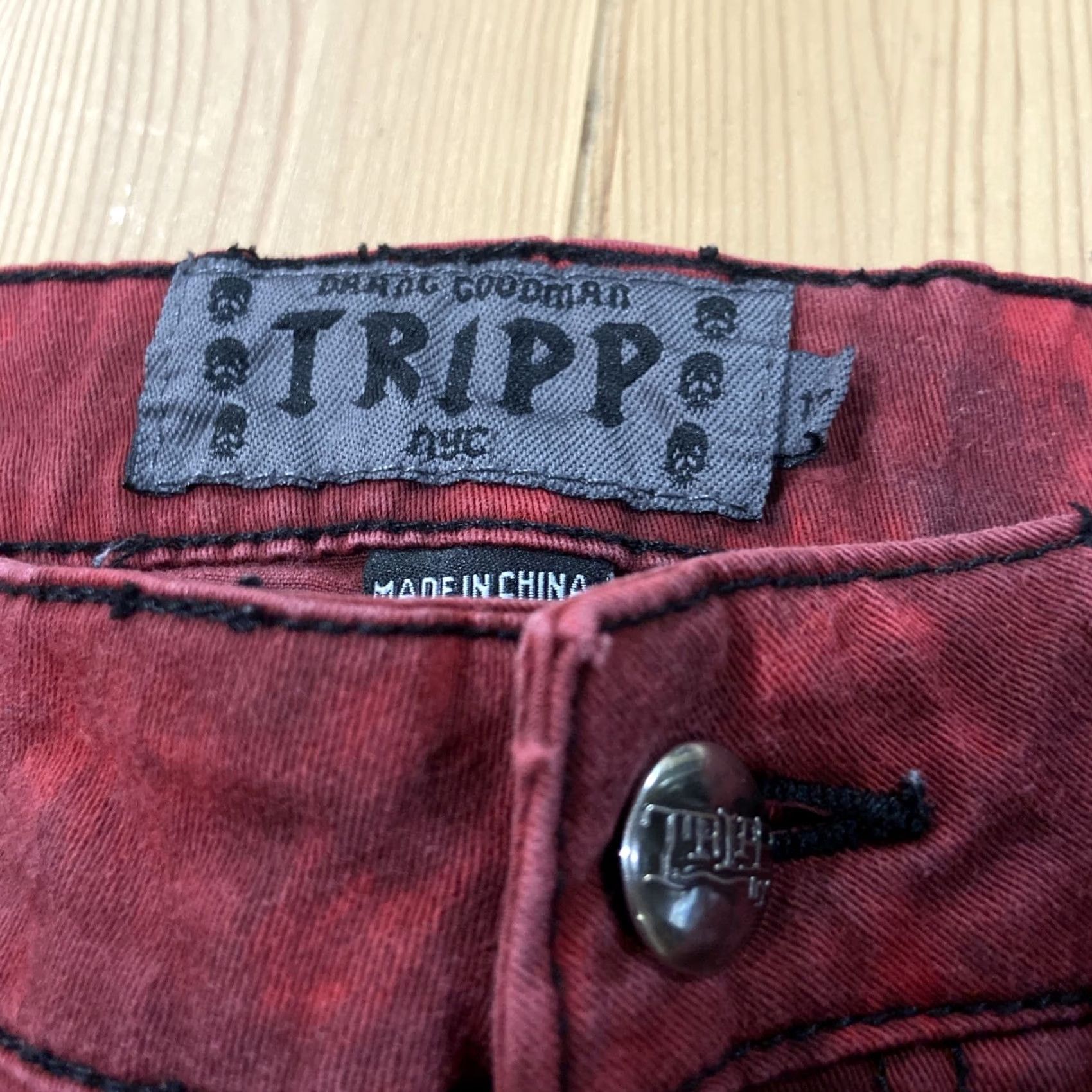 Tripp NYC VINTAGE? No. Tripp NYC Black Red Tie Dye Skinny Pant Jean size 5 Goth Alternative Rave Grunge Size 27" / US 4 / IT 40 - 2 Thumbnail