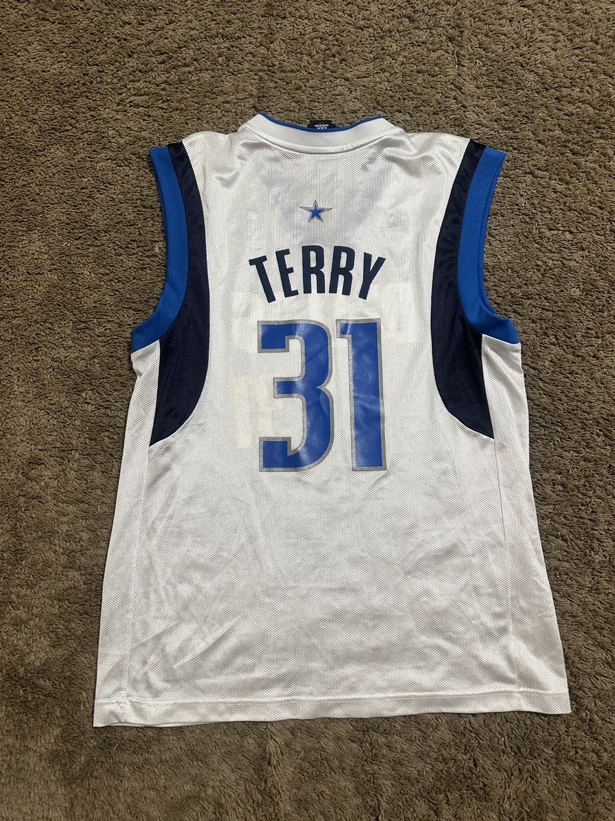 NBA Vintage NBA Adidas Dallas Mavericks jersey 00s size medium Size US M / EU 48-50 / 2 - 7 Thumbnail