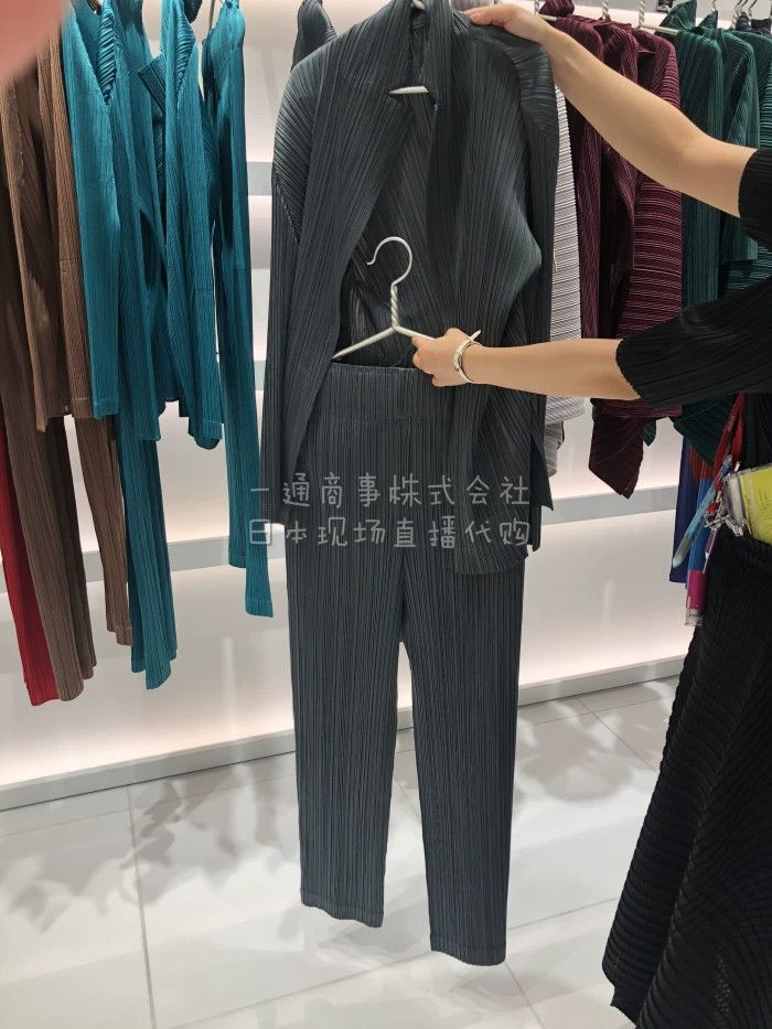 Issey Miyake Issey Miyake size:3 Grey pleated coat Size M / US 6-8 / IT 42-44 - 1 Thumbnail