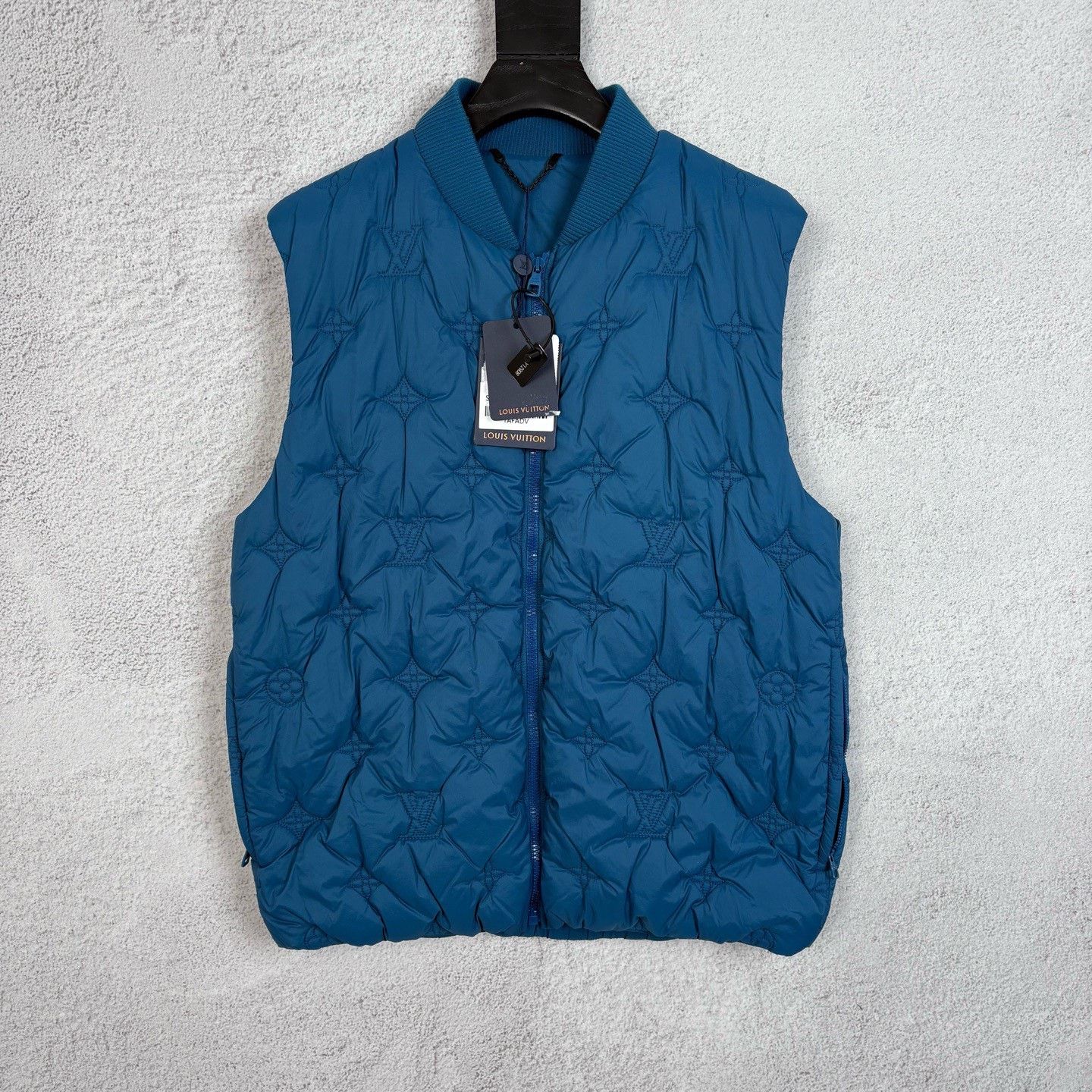 Louis Vuitton Louis Vuitton Embossed Logo Sleeveless Vest Size US M / EU 48-50 / 2 - 1 Thumbnail