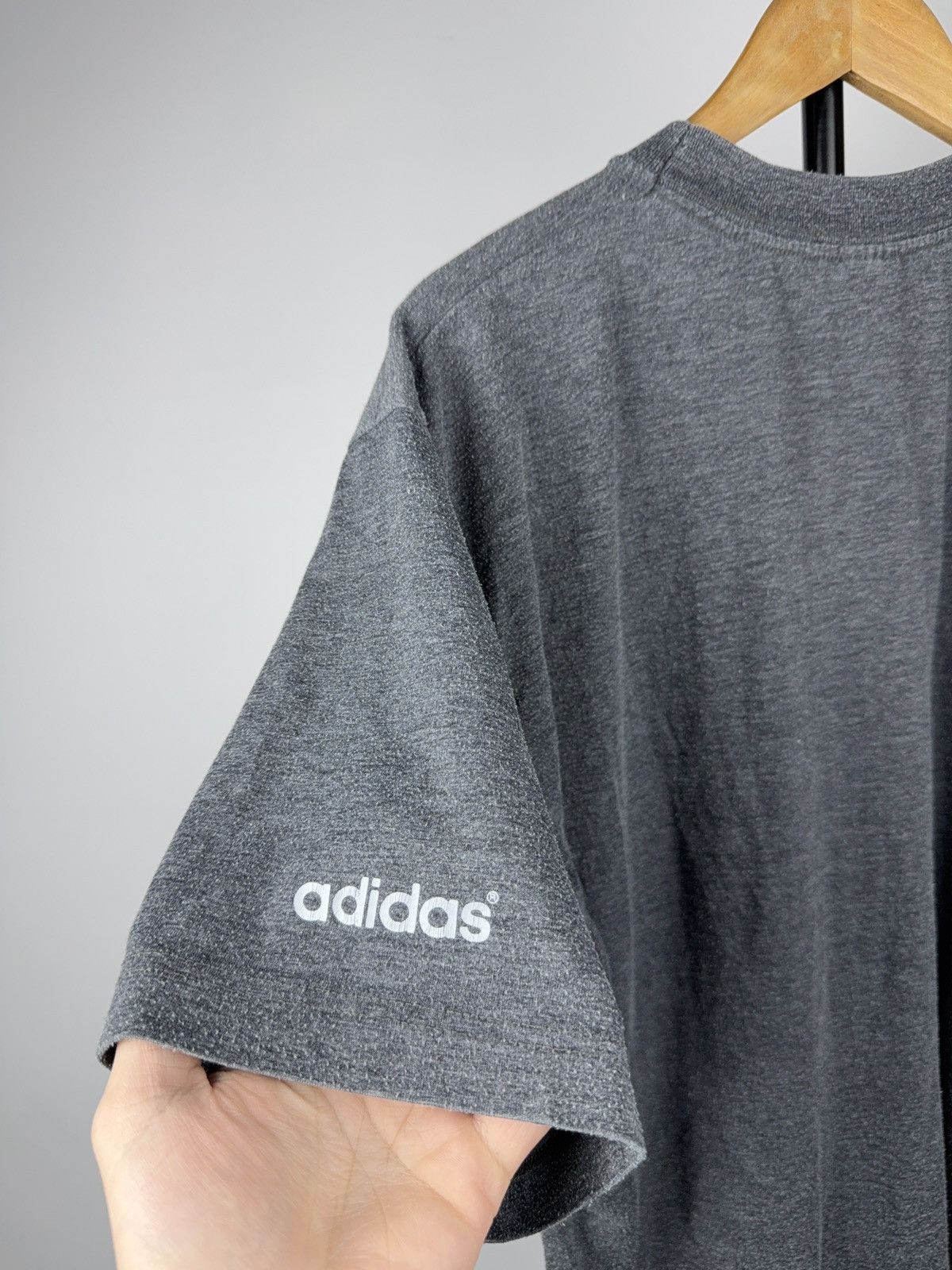 Adidas 90s Retro Adidas Vintage Cracked Logo Graphic Tee Grey L Size US L / EU 52-54 / 3 - 10 Thumbnail