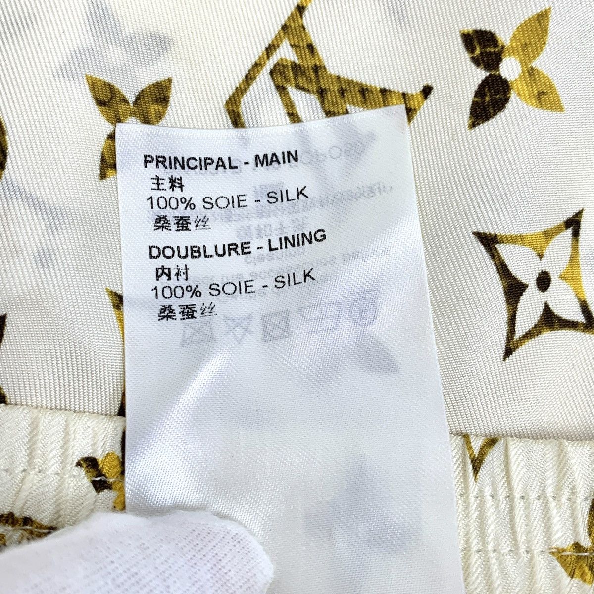 Louis Vuitton Louis Vuitton Mulberry Silk Allover Logo Print Shorts K26WX Size 24" / US 00 / IT 34 - 7 Thumbnail
