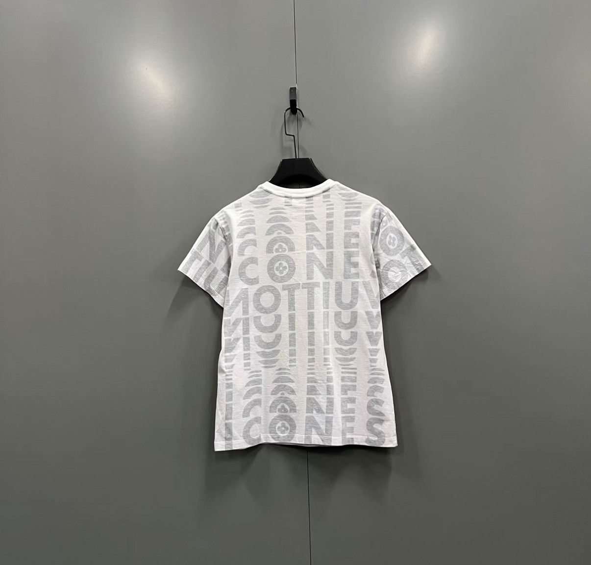 Louis Vuitton Louis Vuitton All-over Letter Printed Chain Short Sleeve J41 Size L / US 10 / IT 46 - 2 Thumbnail