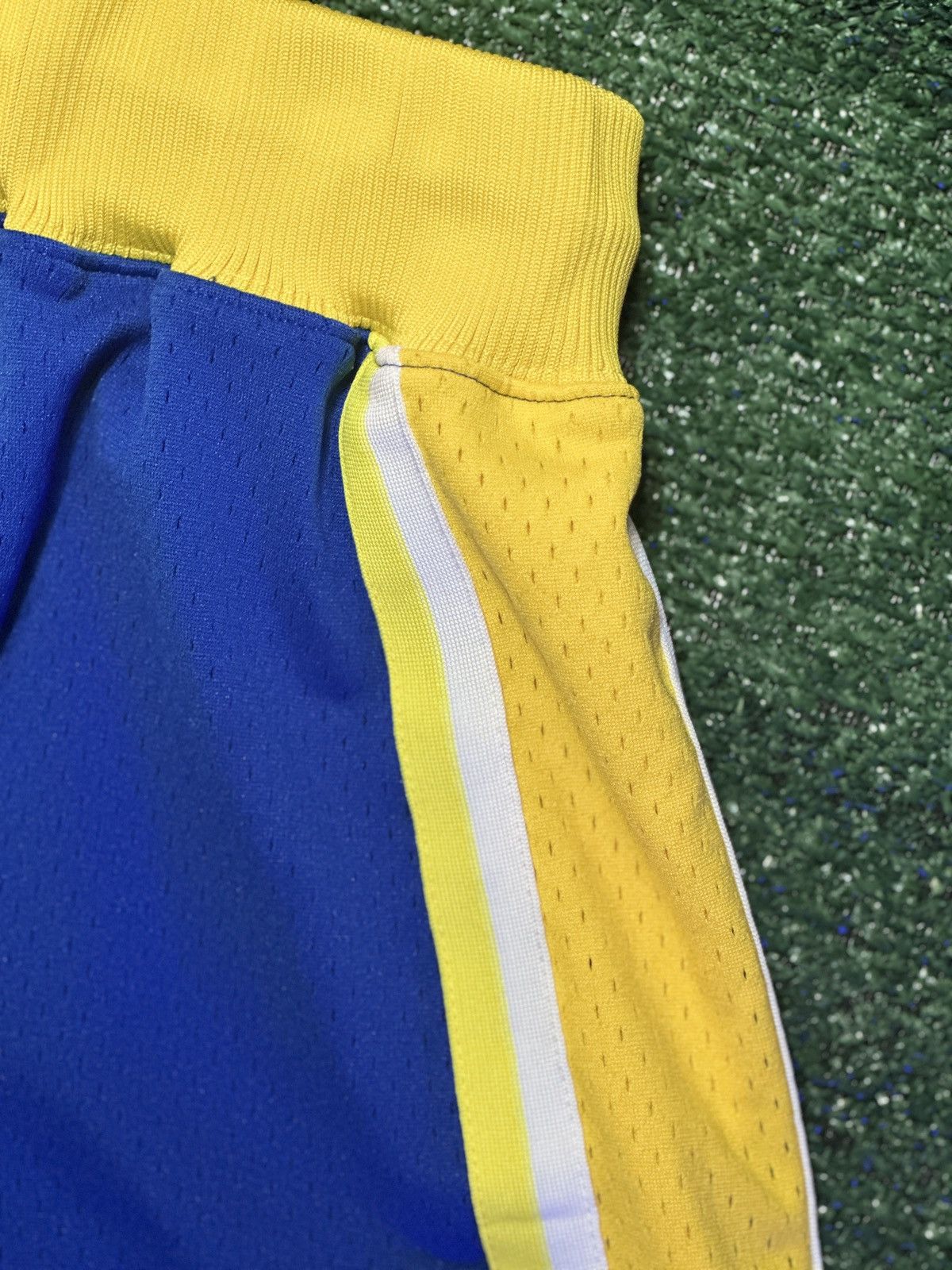 Mitchell & Ness Mitchell & Ness Warriors large Authentic Away Shorts 96-96 Size US 34 / EU 50 - 7 Thumbnail