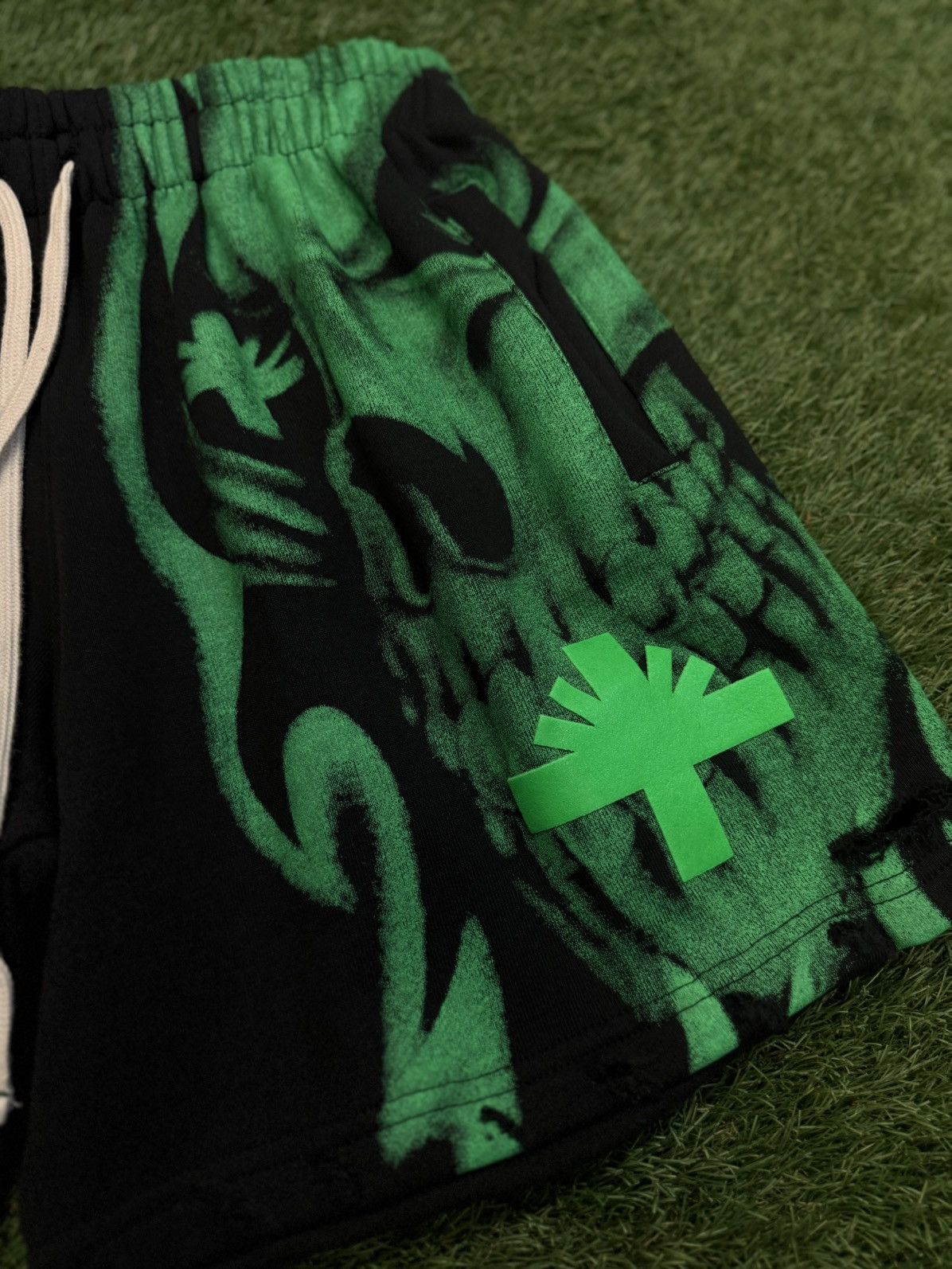 Vertabrae Vertabrae Skeleton Shorts Green Black Size Small (NEW) Size US 27 - 4 Thumbnail